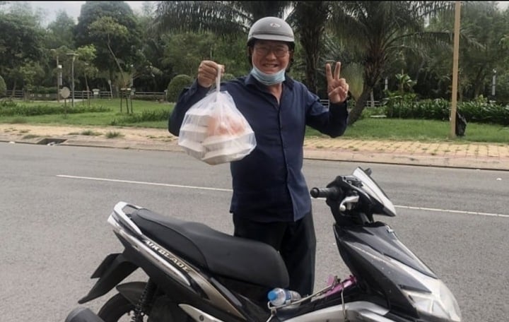 Tài tử nổi tiếng từng 'đếm tiền mỏi tay' giờ đi bán bánh, làm shipper- Ảnh 2. Tài tử nổi tiếng từng 'đếm tiền mỏi tay' giờ đi bán bánh, làm shipper- Ảnh 2.
