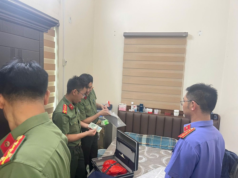 Khám xét nơi ở, bắt Giám đốc Phùng Ngọc Phương- Ảnh 2. Khám xét nơi ở, bắt Giám đốc Phùng Ngọc Phương- Ảnh 2.
