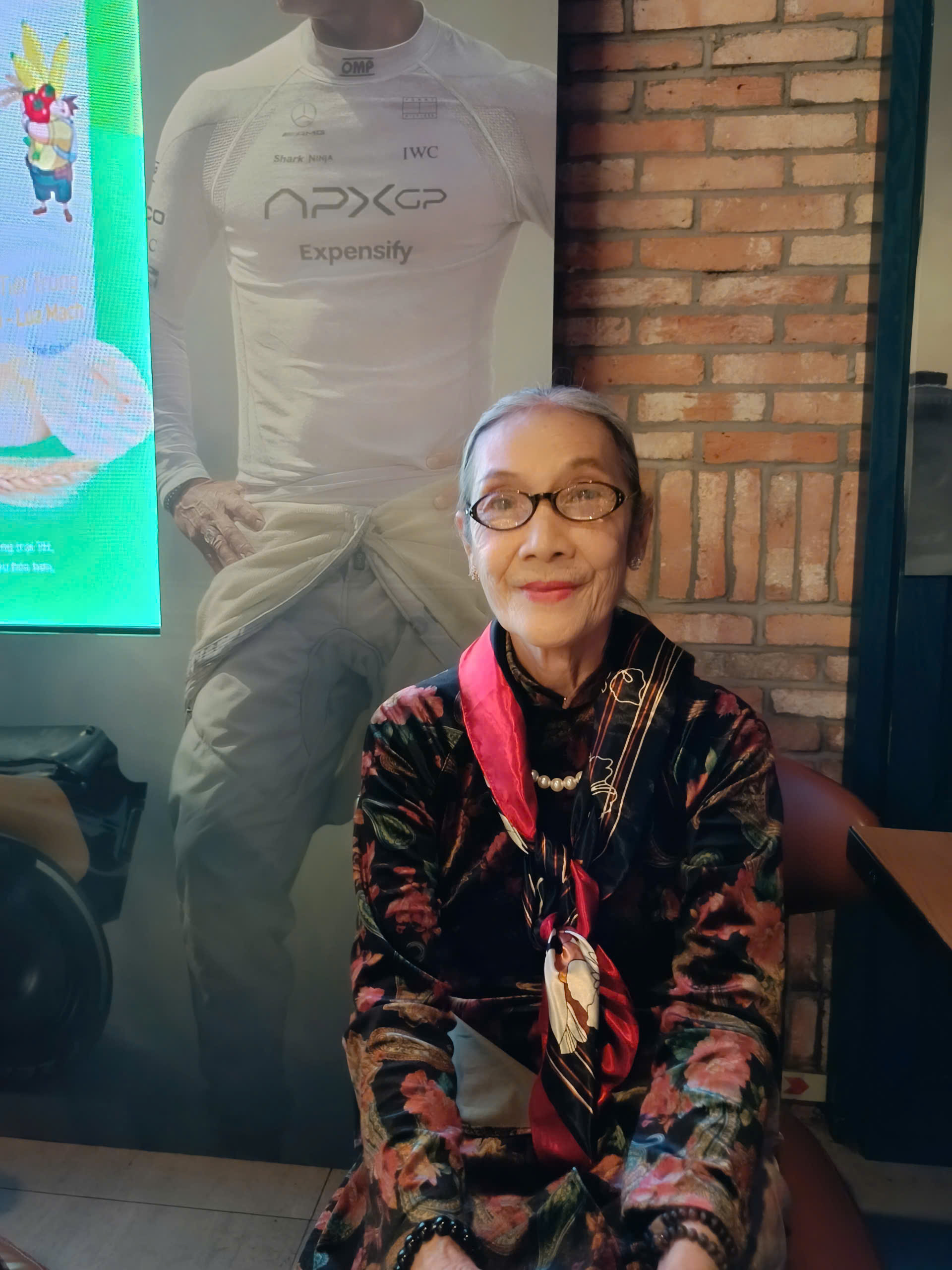 Nữ diễn viên nổi tiếng, 73 tuổi vẫn miệt mài đi phim: “Tôi dùng cát-xê đóng học cho cháu nội”- Ảnh 4. Nữ diễn viên nổi tiếng, 73 tuổi vẫn miệt mài đi phim: “Tôi dùng cát-xê đóng học cho cháu nội”- Ảnh 4.