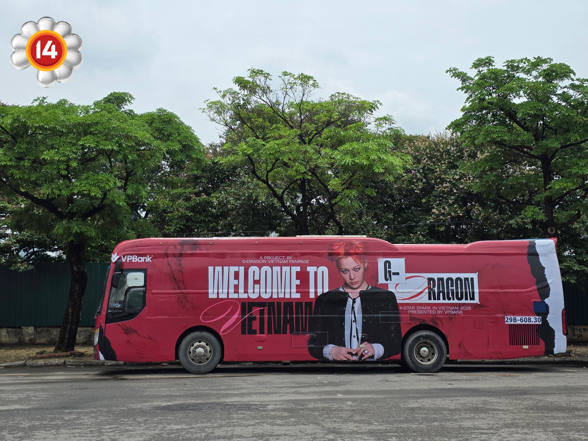 Trước giờ G mega concert có G-Dragon ở Mỹ Đình: Dàn siêu xe "trưng trổ" sức mạnh fan Việt, khán giả nơm nớp sợ trời mưa- Ảnh 3. Trước giờ G mega concert có G-Dragon ở Mỹ Đình: Dàn siêu xe "trưng trổ" sức mạnh fan Việt, khán giả nơm nớp sợ trời mưa- Ảnh 3.