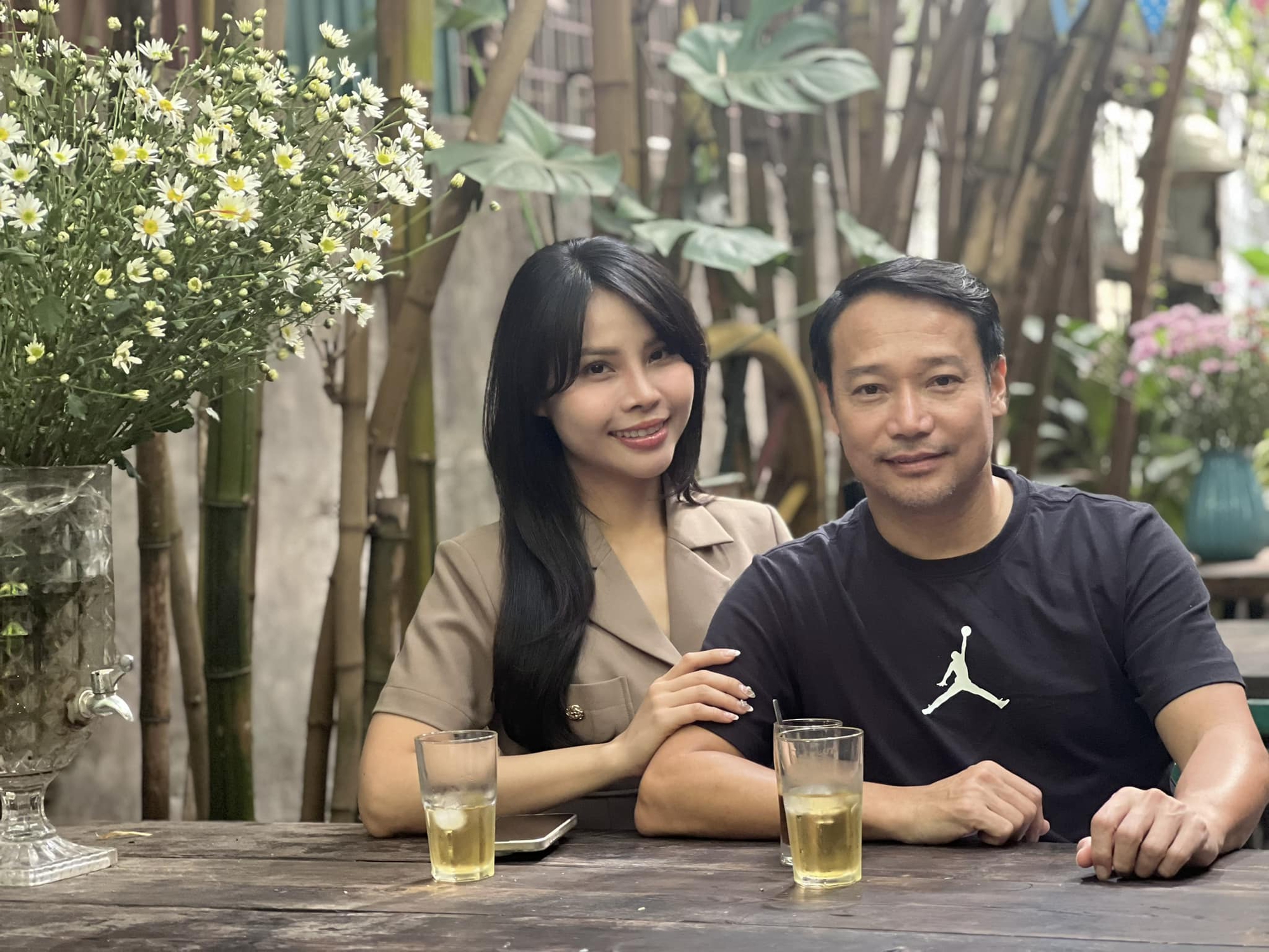 HLV Vũ Hồng Việt vô địch V.League liền cưới vợ lần 2, cô dâu là BTV xinh đẹp VTV, Văn Hậu phải khen đỉnh quá!- Ảnh 4. HLV Vũ Hồng Việt vô địch V.League liền cưới vợ lần 2, cô dâu là BTV xinh đẹp VTV, Văn Hậu phải khen đỉnh quá!- Ảnh 4.