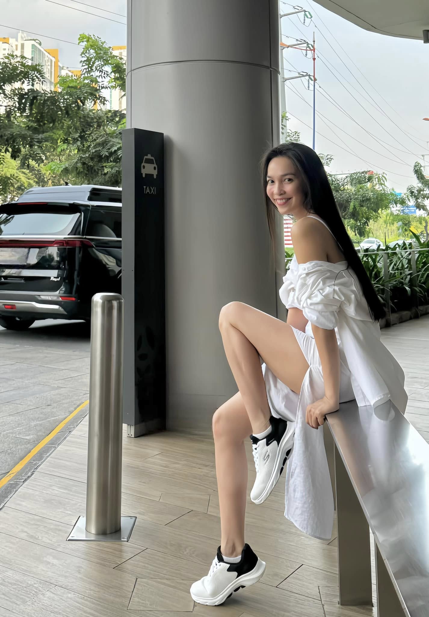 Bà mẹ đơn thân 1 con của showbiz Việt tuổi 44 mà ai cũng nghĩ ngoài 20: Bí quyết trẻ lâu đến từ thói quen uống nước không ngờ đến- Ảnh 2. Bà mẹ đơn thân 1 con của showbiz Việt tuổi 44 mà ai cũng nghĩ ngoài 20: Bí quyết trẻ lâu đến từ thói quen uống nước không ngờ đến- Ảnh 2.