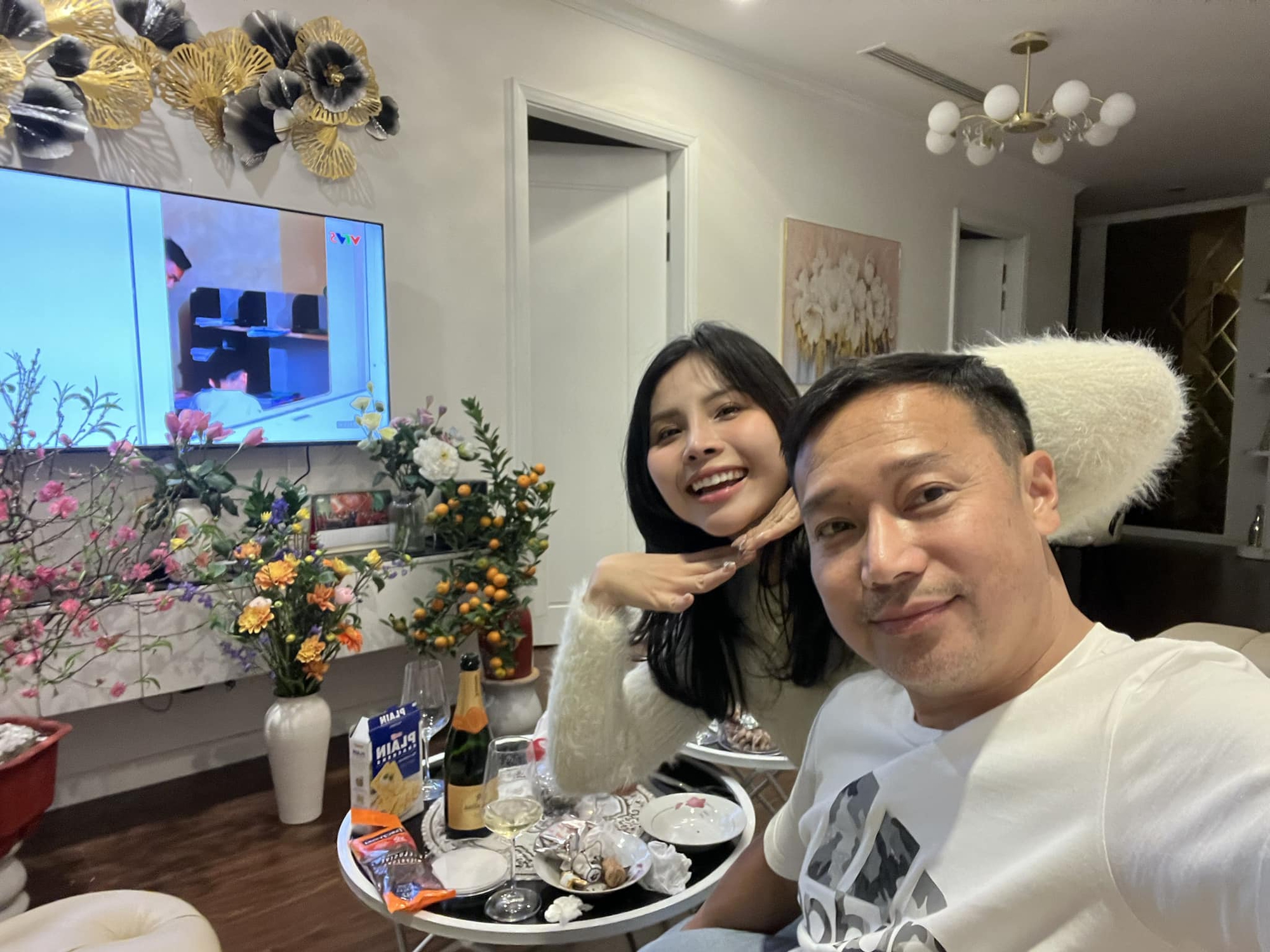 HLV Vũ Hồng Việt vô địch V.League liền cưới vợ lần 2, cô dâu là BTV xinh đẹp VTV, Văn Hậu phải khen đỉnh quá!- Ảnh 3. HLV Vũ Hồng Việt vô địch V.League liền cưới vợ lần 2, cô dâu là BTV xinh đẹp VTV, Văn Hậu phải khen đỉnh quá!- Ảnh 3.