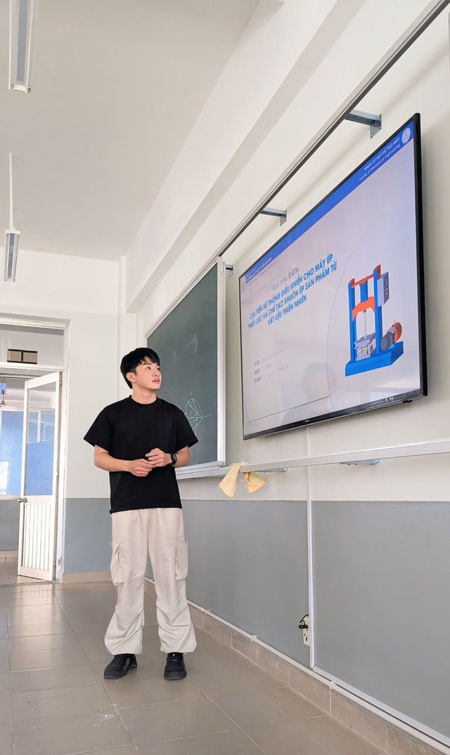 Nam sinh tốt nghiệp bằng xuất sắc bằng Nam sinh tốt nghiệp bằng xuất sắc bằng