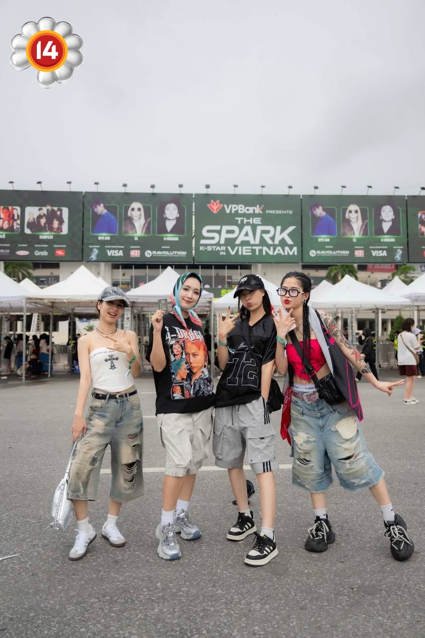 Trước giờ G mega concert có G-Dragon ở Mỹ Đình: Dàn siêu xe "trưng trổ" sức mạnh fan Việt, khán giả nơm nớp sợ trời mưa- Ảnh 12. Trước giờ G mega concert có G-Dragon ở Mỹ Đình: Dàn siêu xe "trưng trổ" sức mạnh fan Việt, khán giả nơm nớp sợ trời mưa- Ảnh 12.