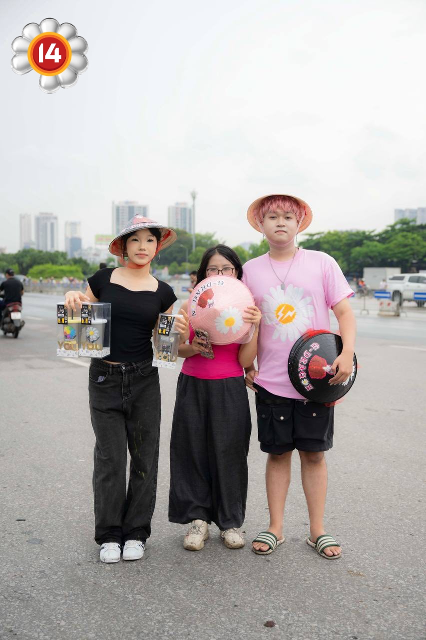 Trước giờ G mega concert có G-Dragon ở Mỹ Đình: Dàn siêu xe "trưng trổ" sức mạnh fan Việt, khán giả nơm nớp sợ trời mưa- Ảnh 20. Trước giờ G mega concert có G-Dragon ở Mỹ Đình: Dàn siêu xe "trưng trổ" sức mạnh fan Việt, khán giả nơm nớp sợ trời mưa- Ảnh 20.