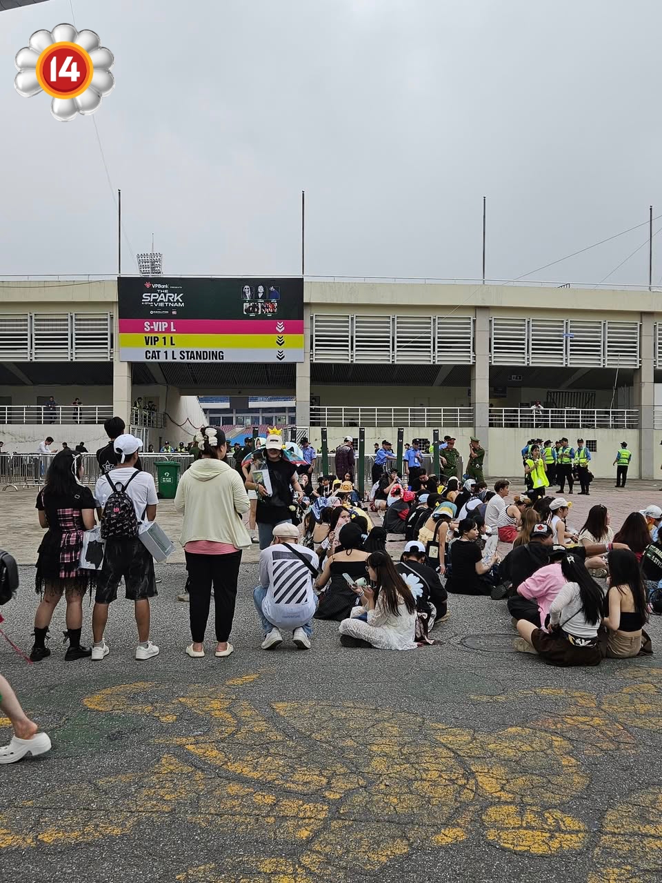 Trước giờ G mega concert có G-Dragon ở Mỹ Đình: Dàn siêu xe "trưng trổ" sức mạnh fan Việt, khán giả nơm nớp sợ trời mưa- Ảnh 7. Trước giờ G mega concert có G-Dragon ở Mỹ Đình: Dàn siêu xe "trưng trổ" sức mạnh fan Việt, khán giả nơm nớp sợ trời mưa- Ảnh 7.
