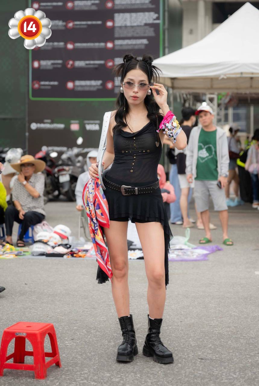Trước giờ G mega concert có G-Dragon ở Mỹ Đình: Dàn siêu xe "trưng trổ" sức mạnh fan Việt, khán giả nơm nớp sợ trời mưa- Ảnh 19. Trước giờ G mega concert có G-Dragon ở Mỹ Đình: Dàn siêu xe "trưng trổ" sức mạnh fan Việt, khán giả nơm nớp sợ trời mưa- Ảnh 19.