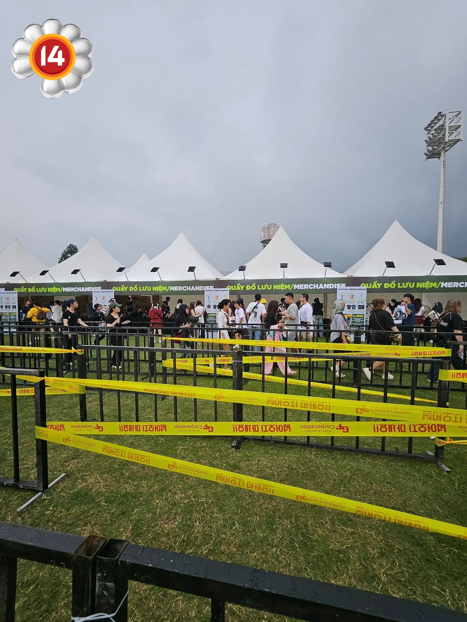 Trước giờ G mega concert có G-Dragon ở Mỹ Đình: Dàn siêu xe "trưng trổ" sức mạnh fan Việt, khán giả nơm nớp sợ trời mưa- Ảnh 11. Trước giờ G mega concert có G-Dragon ở Mỹ Đình: Dàn siêu xe "trưng trổ" sức mạnh fan Việt, khán giả nơm nớp sợ trời mưa- Ảnh 11.