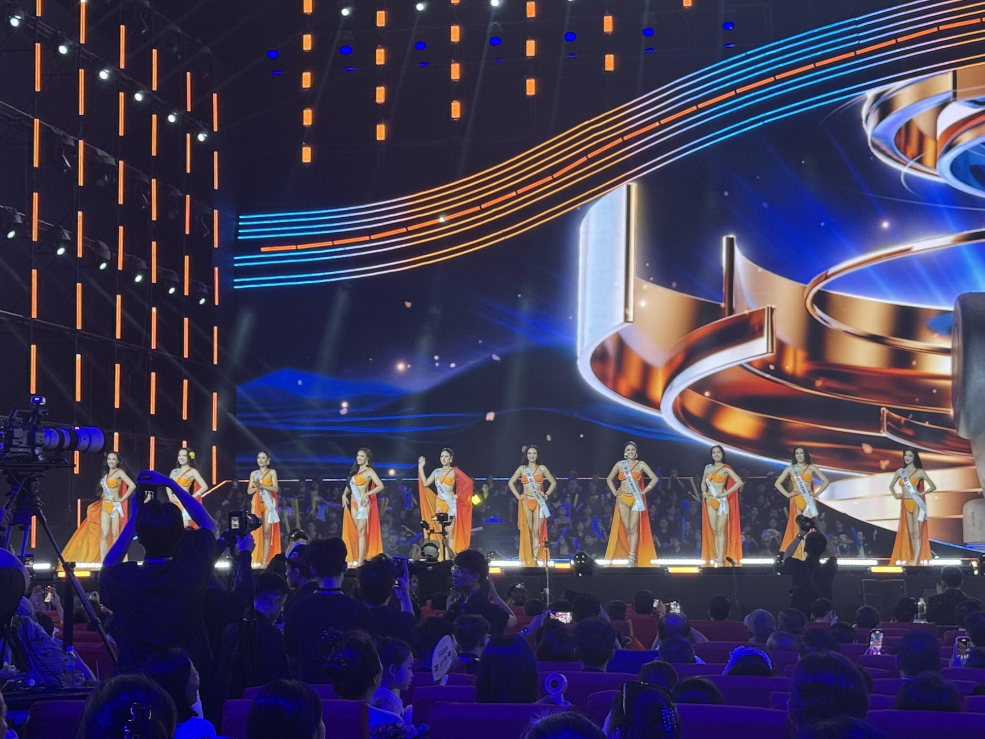 Trực tiếp Chung kết Hoa hậu Hoàn vũ Việt Nam: Công bố top 10, Minh Nhàn gây bất ngờ- Ảnh 1.