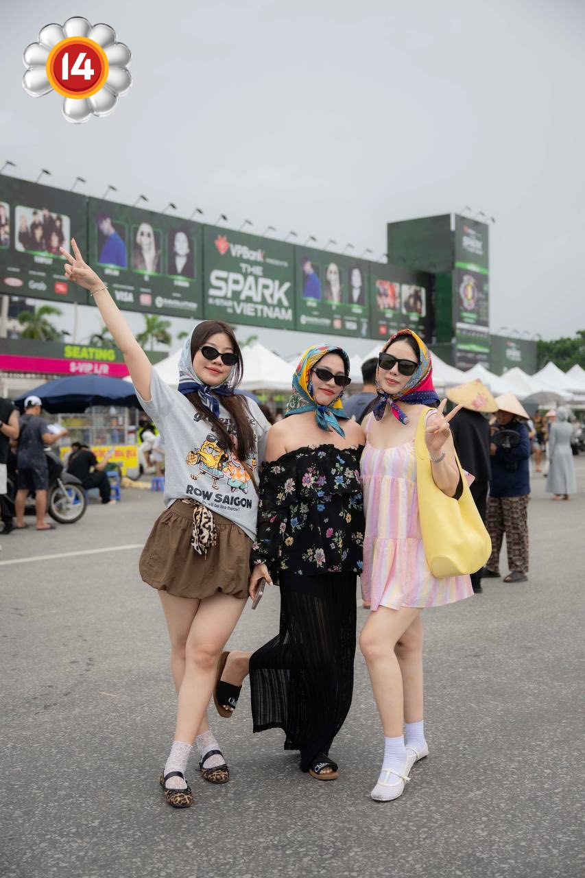 Trước giờ G mega concert có G-Dragon ở Mỹ Đình: Dàn siêu xe "trưng trổ" sức mạnh fan Việt, khán giả nơm nớp sợ trời mưa- Ảnh 17. Trước giờ G mega concert có G-Dragon ở Mỹ Đình: Dàn siêu xe "trưng trổ" sức mạnh fan Việt, khán giả nơm nớp sợ trời mưa- Ảnh 17.