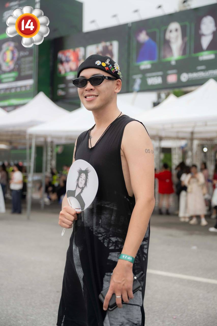 Trước giờ G mega concert có G-Dragon ở Mỹ Đình: Dàn siêu xe "trưng trổ" sức mạnh fan Việt, khán giả nơm nớp sợ trời mưa- Ảnh 14. Trước giờ G mega concert có G-Dragon ở Mỹ Đình: Dàn siêu xe "trưng trổ" sức mạnh fan Việt, khán giả nơm nớp sợ trời mưa- Ảnh 14.