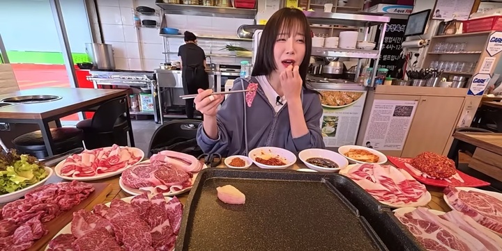 'Nữ hoàng bụng bự' khiến người hâm mộ kinh ngạc vì dạ dày 'siêu to'- Ảnh 4. 'Nữ hoàng bụng bự' khiến người hâm mộ kinh ngạc vì dạ dày 'siêu to'- Ảnh 4.