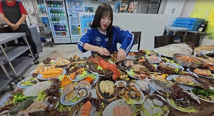 'Nữ hoàng bụng bự' khiến người hâm mộ kinh ngạc vì dạ dày 'siêu to'- Ảnh 3. 'Nữ hoàng bụng bự' khiến người hâm mộ kinh ngạc vì dạ dày 'siêu to'- Ảnh 3.
