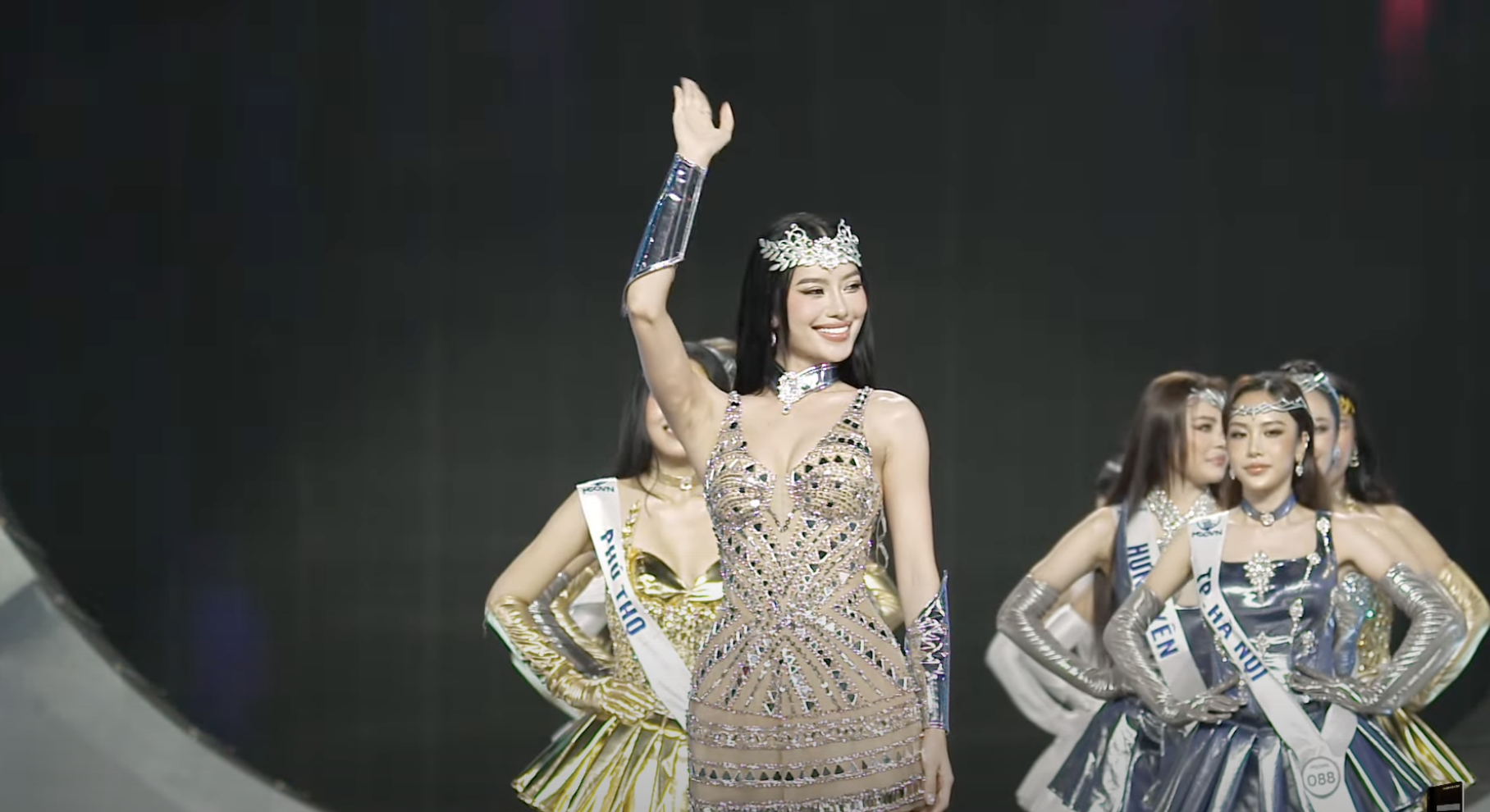 Trực tiếp Chung kết Hoa hậu Hoàn vũ Việt Nam: Công bố top 10, Minh Nhàn gây bất ngờ- Ảnh 6.