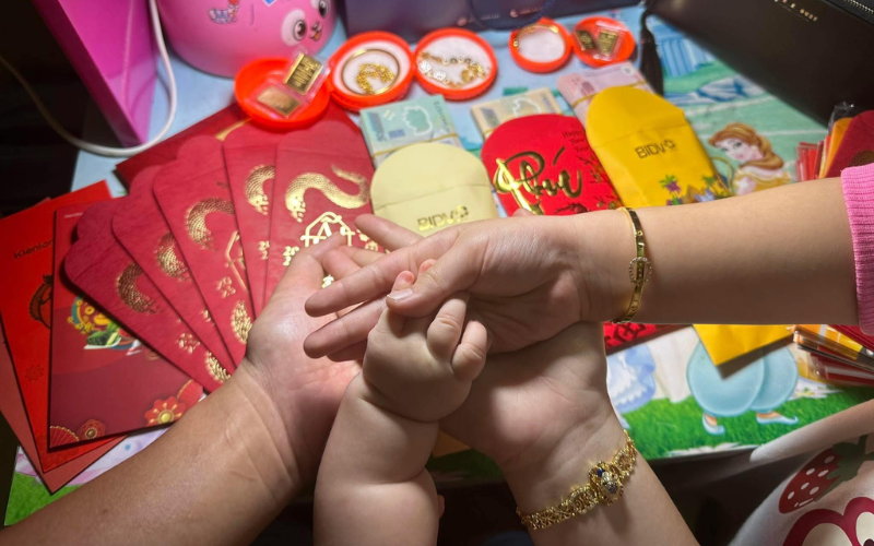 Bức ảnh tiền, vàng lấp ló của cô vợ ở TP.HCM gây chú ý: Câu chuyện đằng sau mới thực sự đáng nể!- Ảnh 2. Bức ảnh tiền, vàng lấp ló của cô vợ ở TP.HCM gây chú ý: Câu chuyện đằng sau mới thực sự đáng nể!- Ảnh 2.