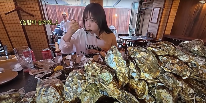 'Nữ hoàng bụng bự' khiến người hâm mộ kinh ngạc vì dạ dày 'siêu to'- Ảnh 2. 'Nữ hoàng bụng bự' khiến người hâm mộ kinh ngạc vì dạ dày 'siêu to'- Ảnh 2.