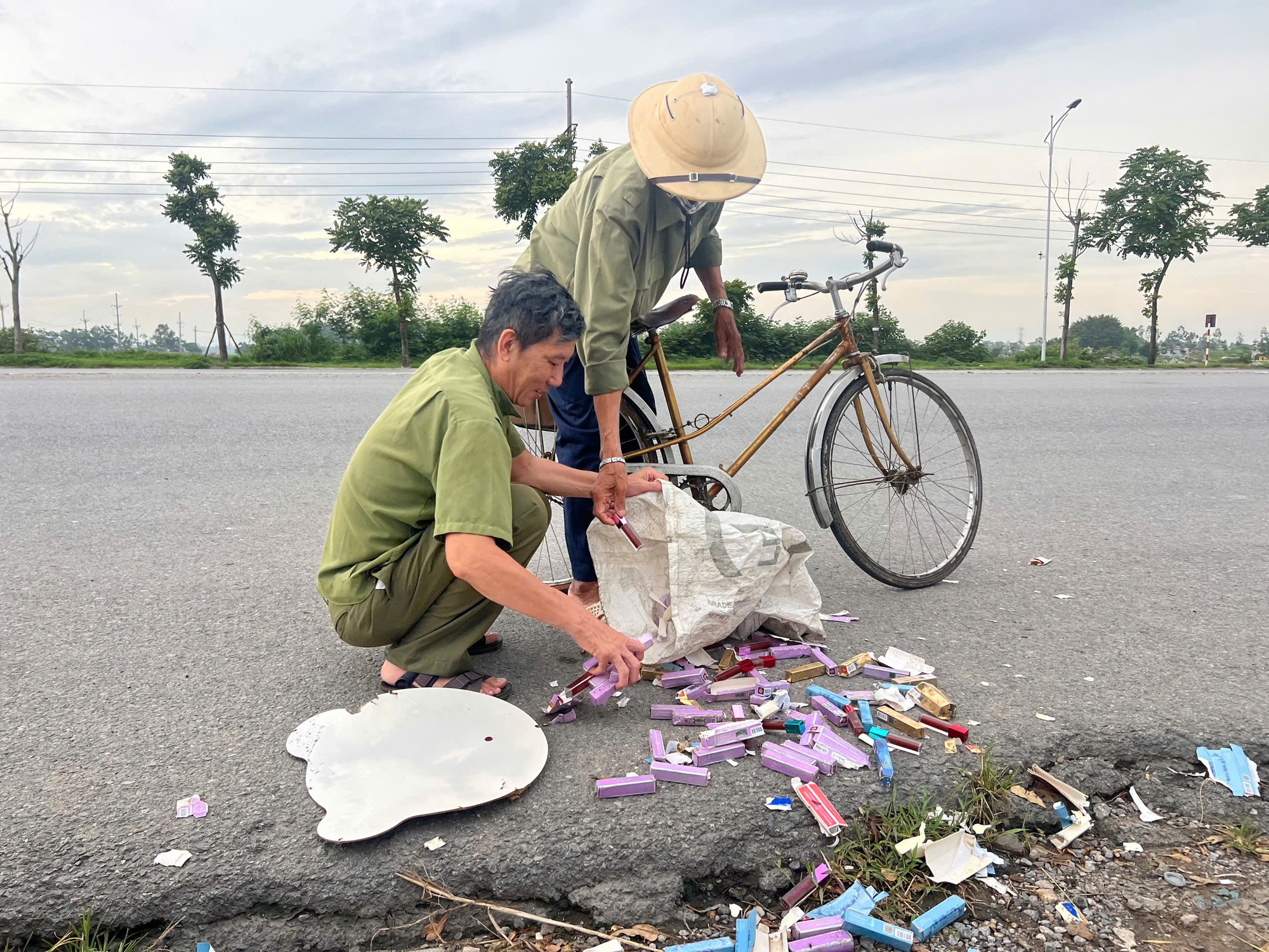 Hàng ngàn thỏi son bị vứt bỏ ven đường Hà Nội, nhiều người mang bao tải, túi tới nhặt- Ảnh 2. Hàng ngàn thỏi son bị vứt bỏ ven đường Hà Nội, nhiều người mang bao tải, túi tới nhặt- Ảnh 2.