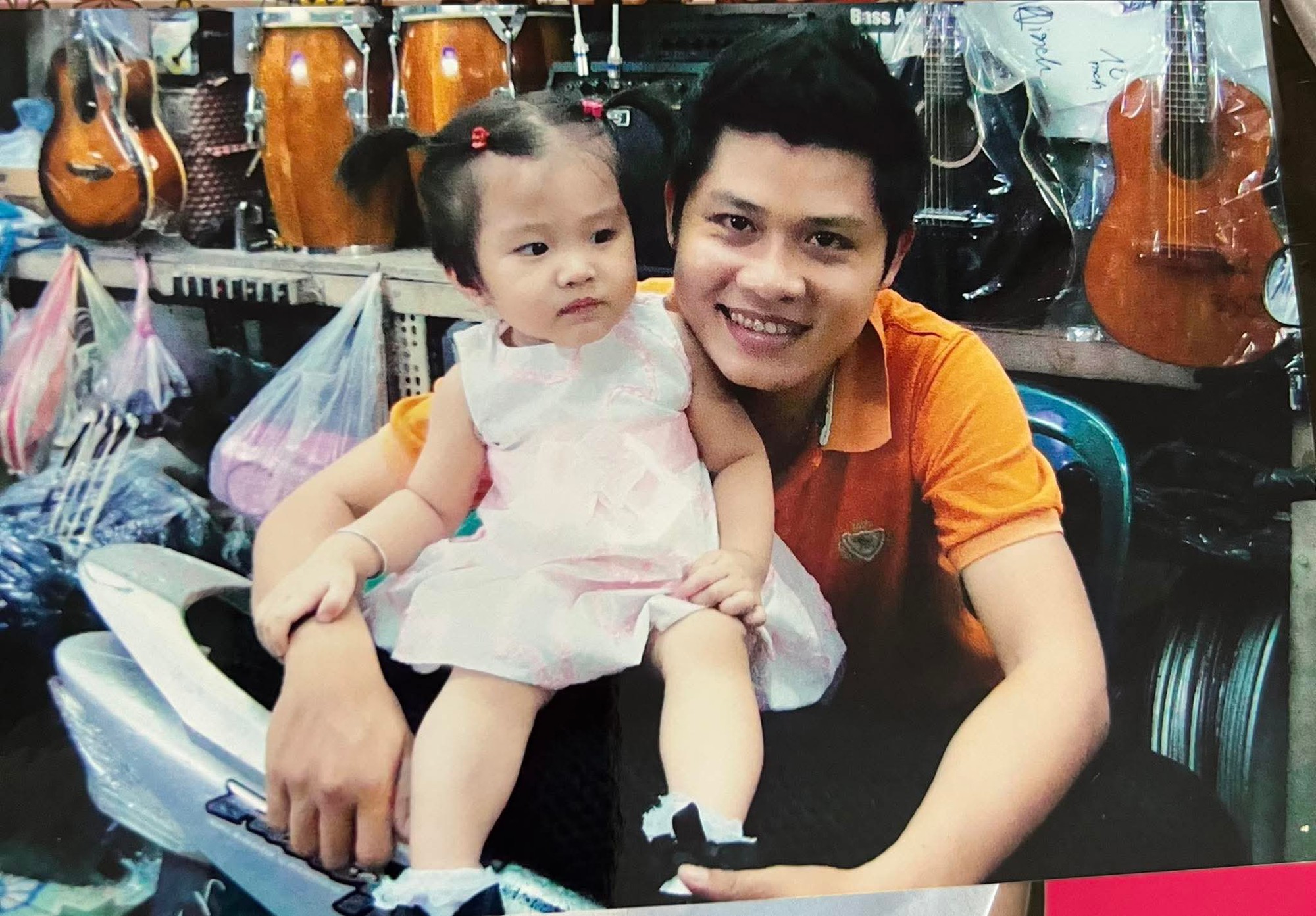 Bồi hồi kể lại chuyện ấu thơ, NS Nguyễn Văn Chung khiến fan "cảm lạnh" vì tiết lộ sự thật về con gái nuôi- Ảnh 4. Bồi hồi kể lại chuyện ấu thơ, NS Nguyễn Văn Chung khiến fan "cảm lạnh" vì tiết lộ sự thật về con gái nuôi- Ảnh 4.