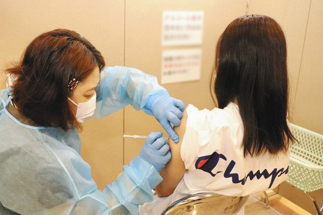 Nữ giới có cần tiêm nhắc lại vắc xin HPV định kỳ hay không?- Ảnh 1. Nữ giới có cần tiêm nhắc lại vắc xin HPV định kỳ hay không?- Ảnh 1.