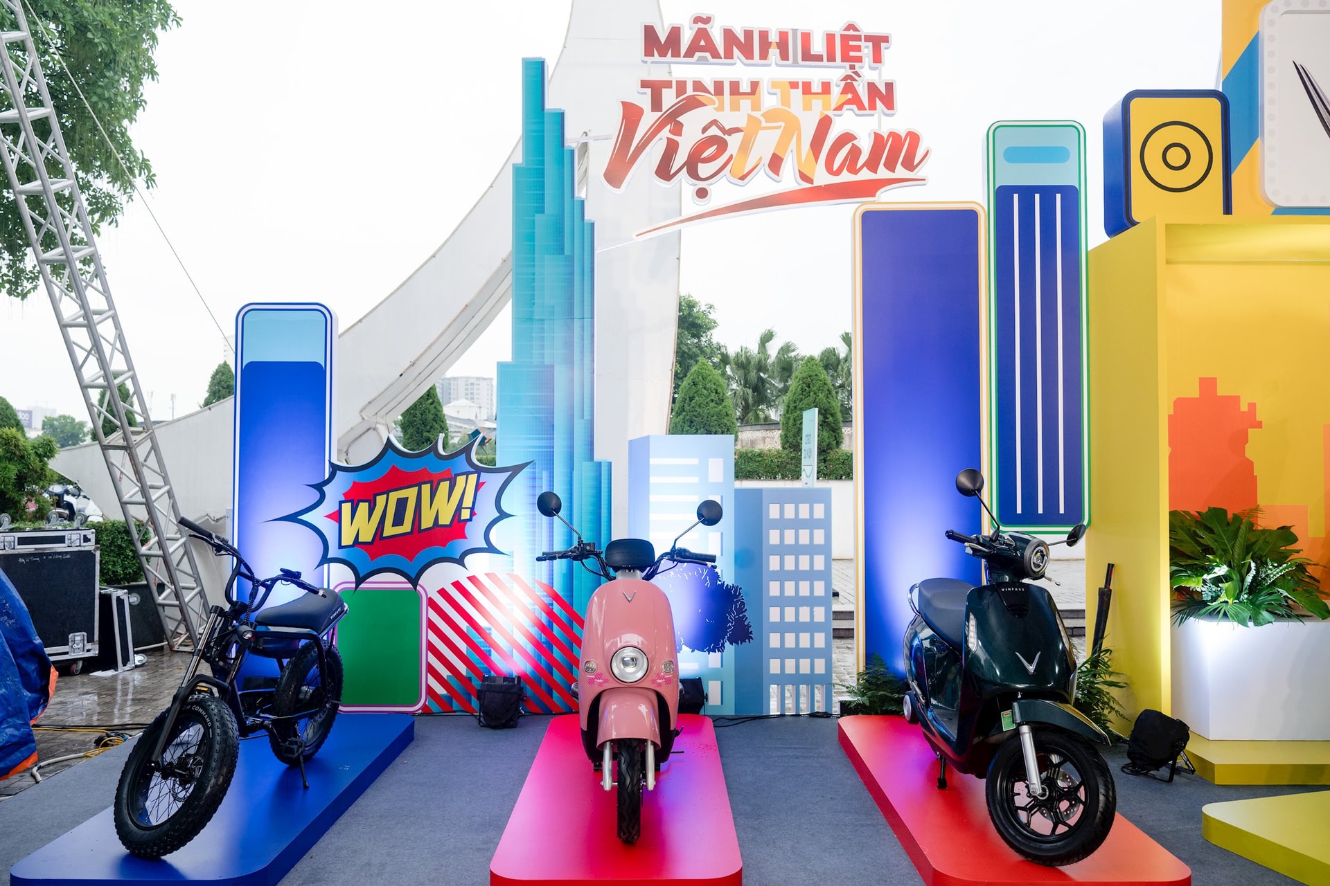 Tỷ phú Phạm Nhật Vượng lại "chơi lớn": Nhiều người ở Hà Nội được nhận xe máy điện mới chỉ với vài thao tác đơn giản- Ảnh 4. Tỷ phú Phạm Nhật Vượng lại "chơi lớn": Nhiều người ở Hà Nội được nhận xe máy điện mới chỉ với vài thao tác đơn giản- Ảnh 4.