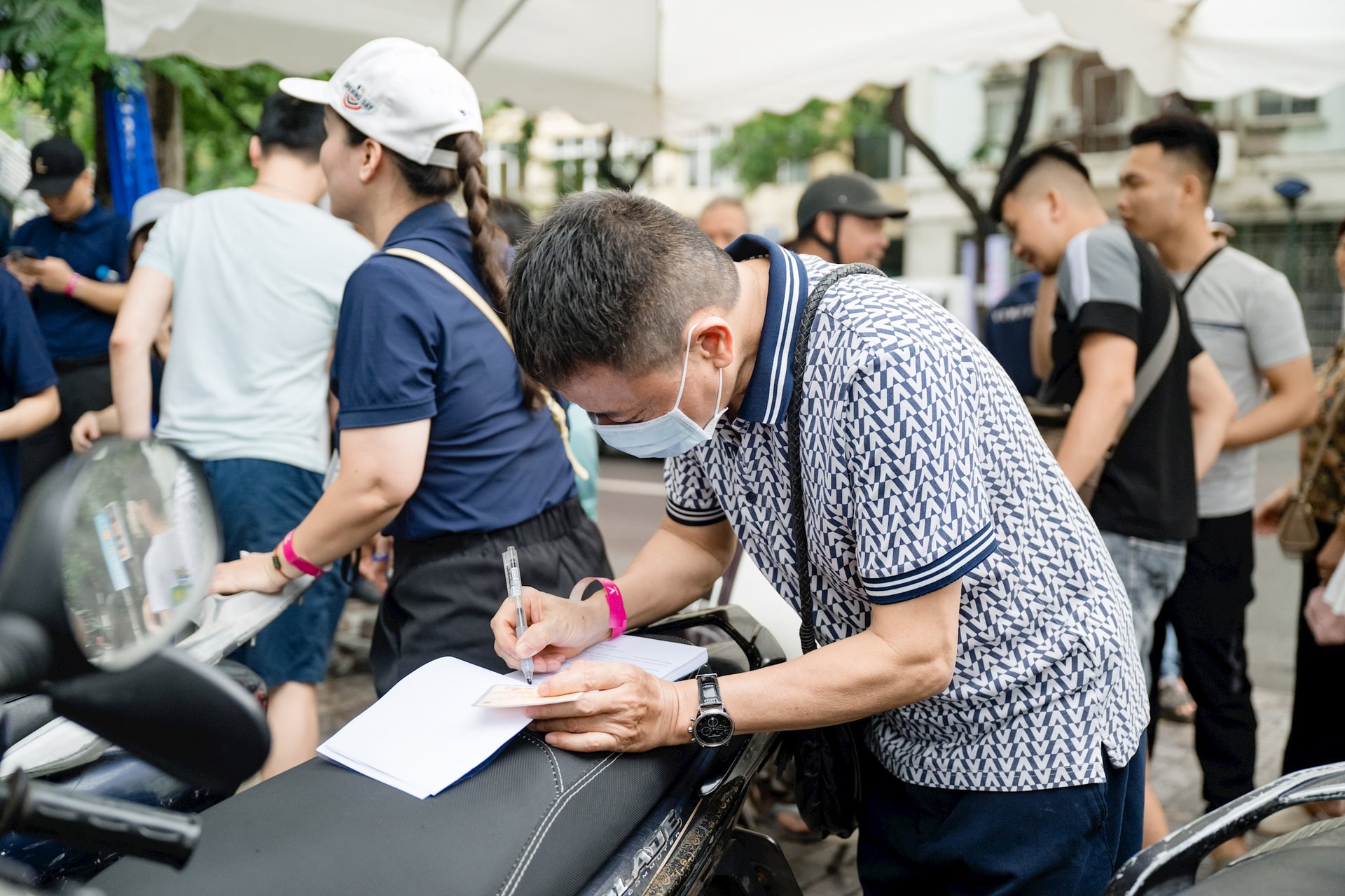 Tỷ phú Phạm Nhật Vượng lại "chơi lớn": Nhiều người ở Hà Nội được nhận xe máy điện mới chỉ với vài thao tác đơn giản- Ảnh 3. Tỷ phú Phạm Nhật Vượng lại "chơi lớn": Nhiều người ở Hà Nội được nhận xe máy điện mới chỉ với vài thao tác đơn giản- Ảnh 3.