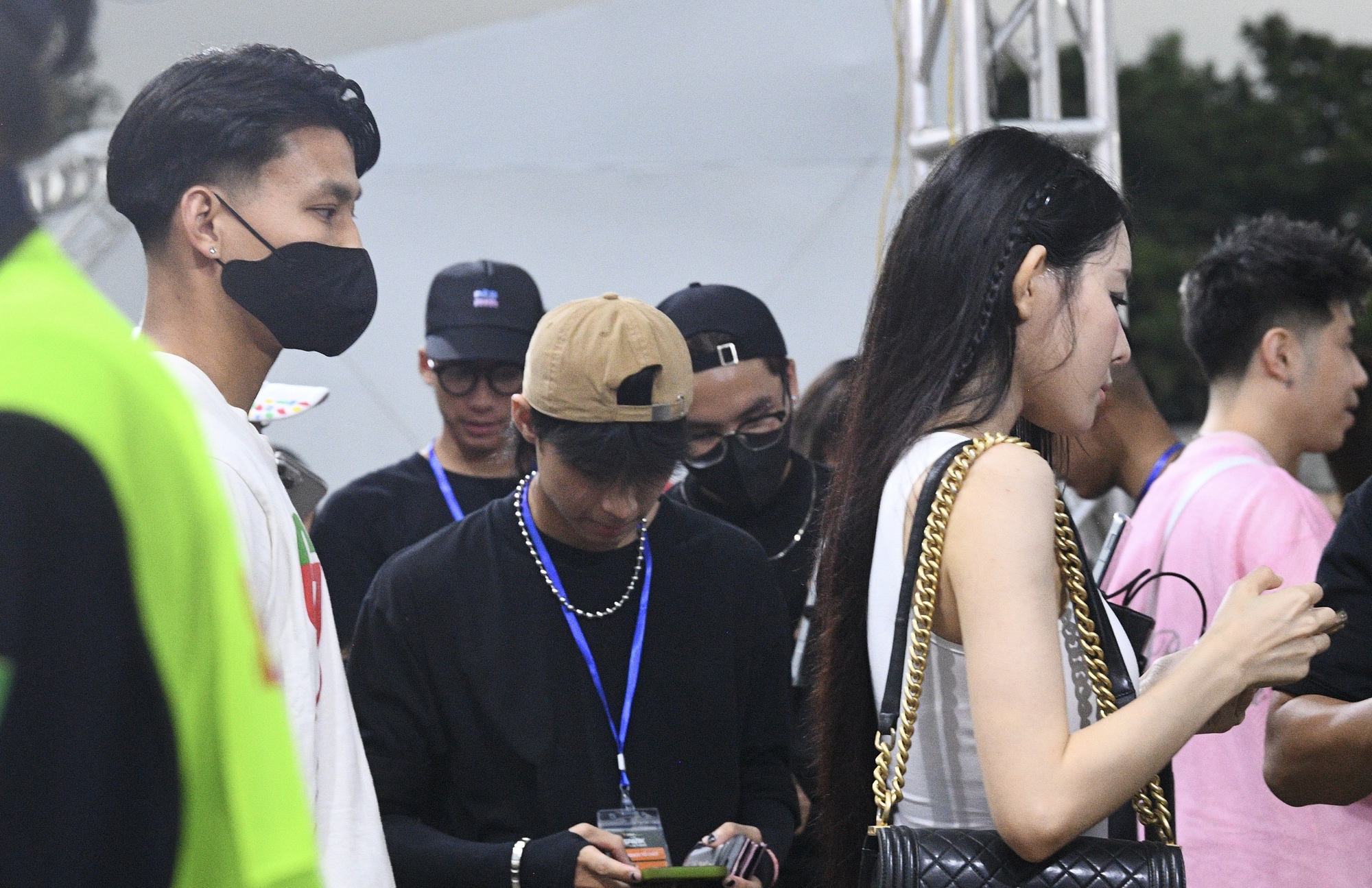 Văn Thanh hộ tống bạn gái gia thế “trâm anh thế phiệt” đi xem G-Dragon, không nhận ra nàng WAG siêu sexy qua cam thường- Ảnh 1. Văn Thanh hộ tống bạn gái gia thế “trâm anh thế phiệt” đi xem G-Dragon, không nhận ra nàng WAG siêu sexy qua cam thường- Ảnh 1.