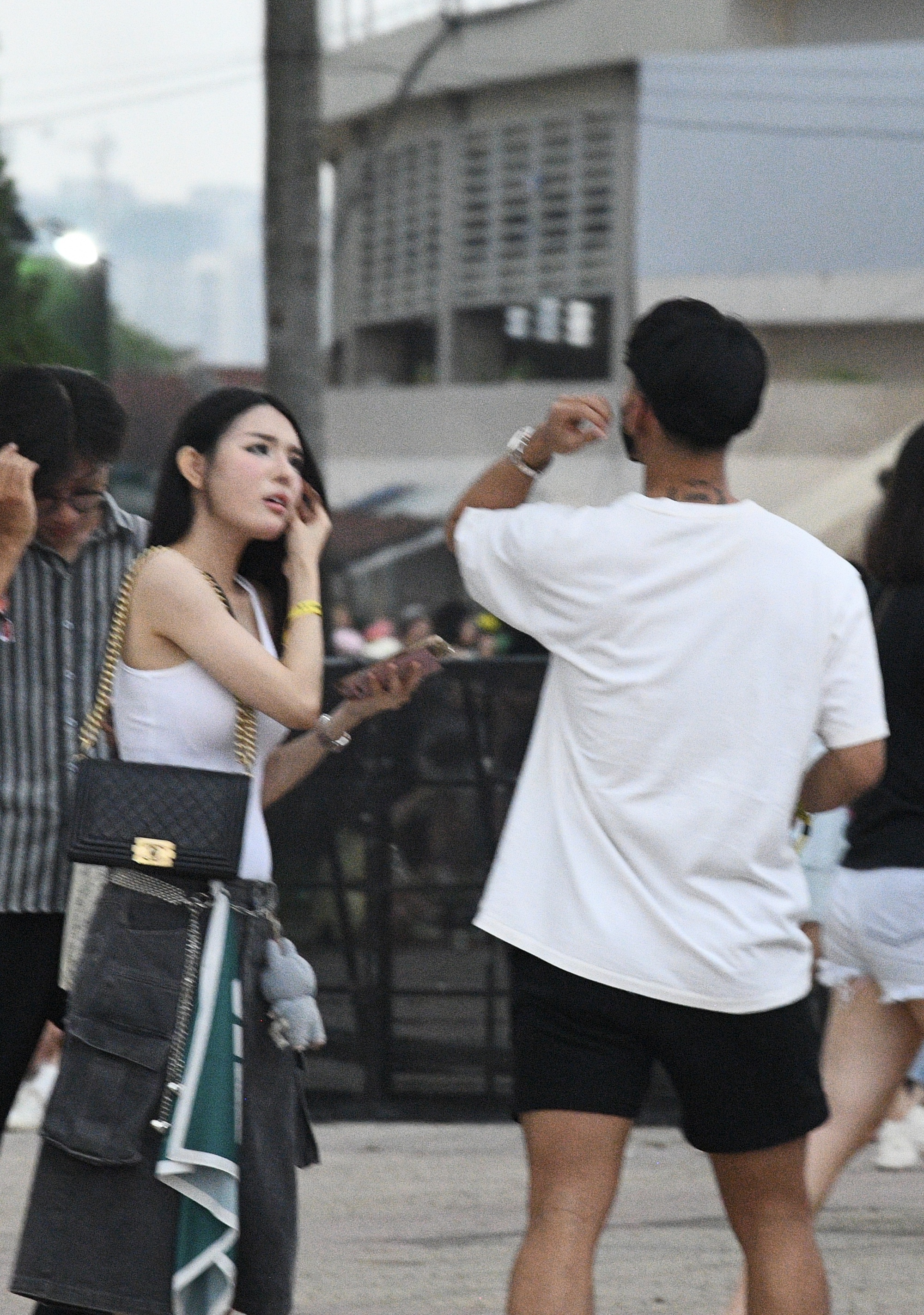 Văn Thanh hộ tống bạn gái gia thế “trâm anh thế phiệt” đi xem G-Dragon, không nhận ra nàng WAG siêu sexy qua cam thường- Ảnh 10. Văn Thanh hộ tống bạn gái gia thế “trâm anh thế phiệt” đi xem G-Dragon, không nhận ra nàng WAG siêu sexy qua cam thường- Ảnh 10.