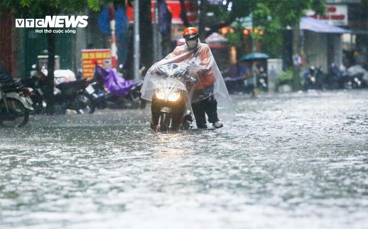 Hà Nội mưa lớn, nguy cơ ngập úng loạt tuyến phố và dự báo thời tiết 10 ngày- Ảnh 1. Hà Nội mưa lớn, nguy cơ ngập úng loạt tuyến phố và dự báo thời tiết 10 ngày- Ảnh 1.