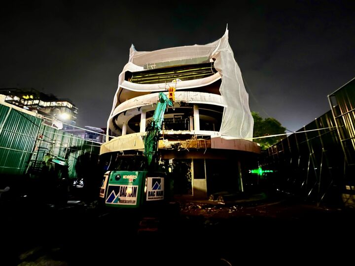 Hà Nội phá dỡ tòa nhà 'Hàm cá mập' trong 20 ngày- Ảnh 1. Hà Nội phá dỡ tòa nhà 'Hàm cá mập' trong 20 ngày- Ảnh 1.
