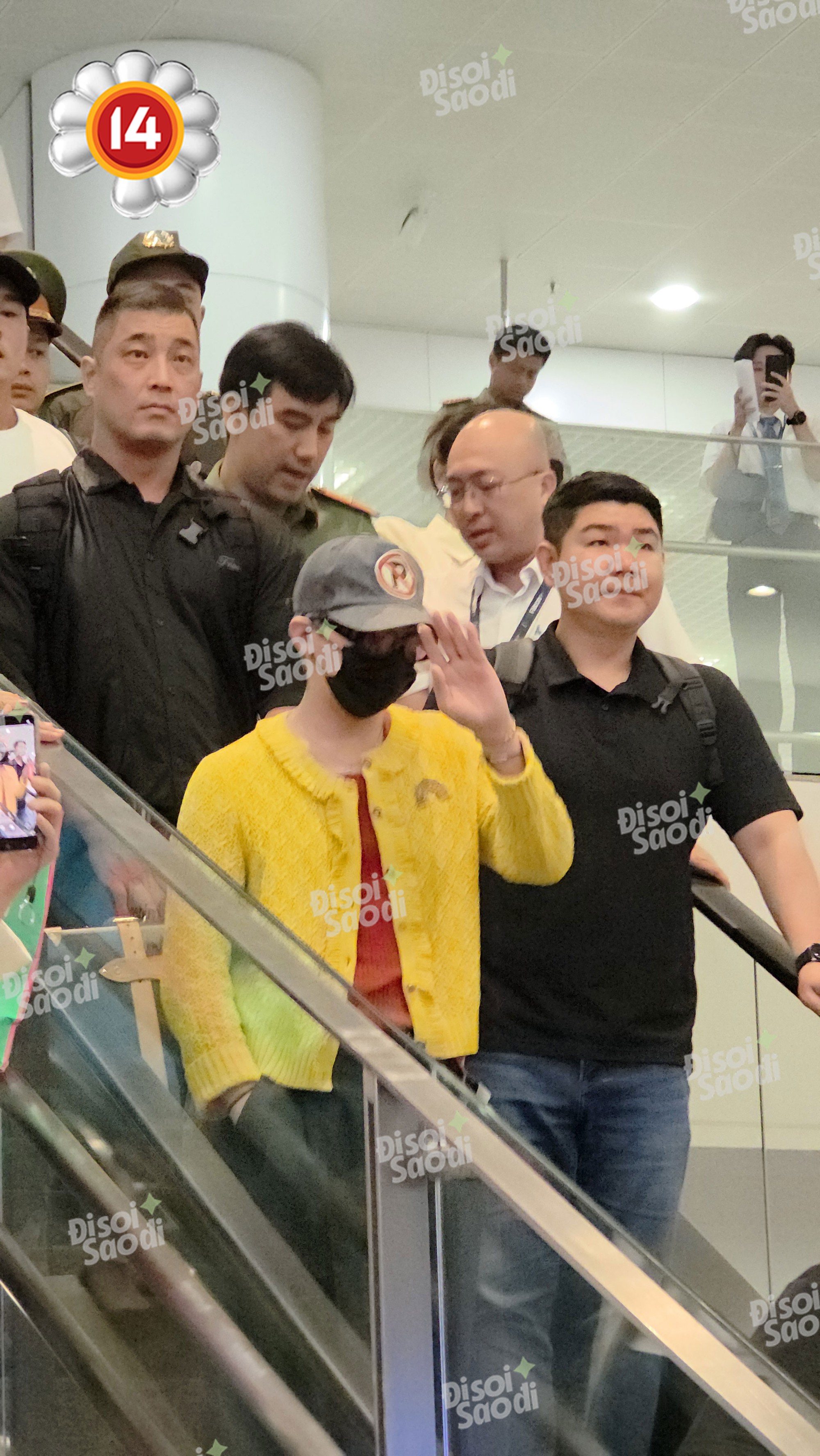 G-Dragon siêu phấn khởi ngày trở lại Việt Nam: Hồi hộp muốn rớt tim, ngáp ngủ nhưng vẫn vẫy tay nhiệt tình!- Ảnh 1.