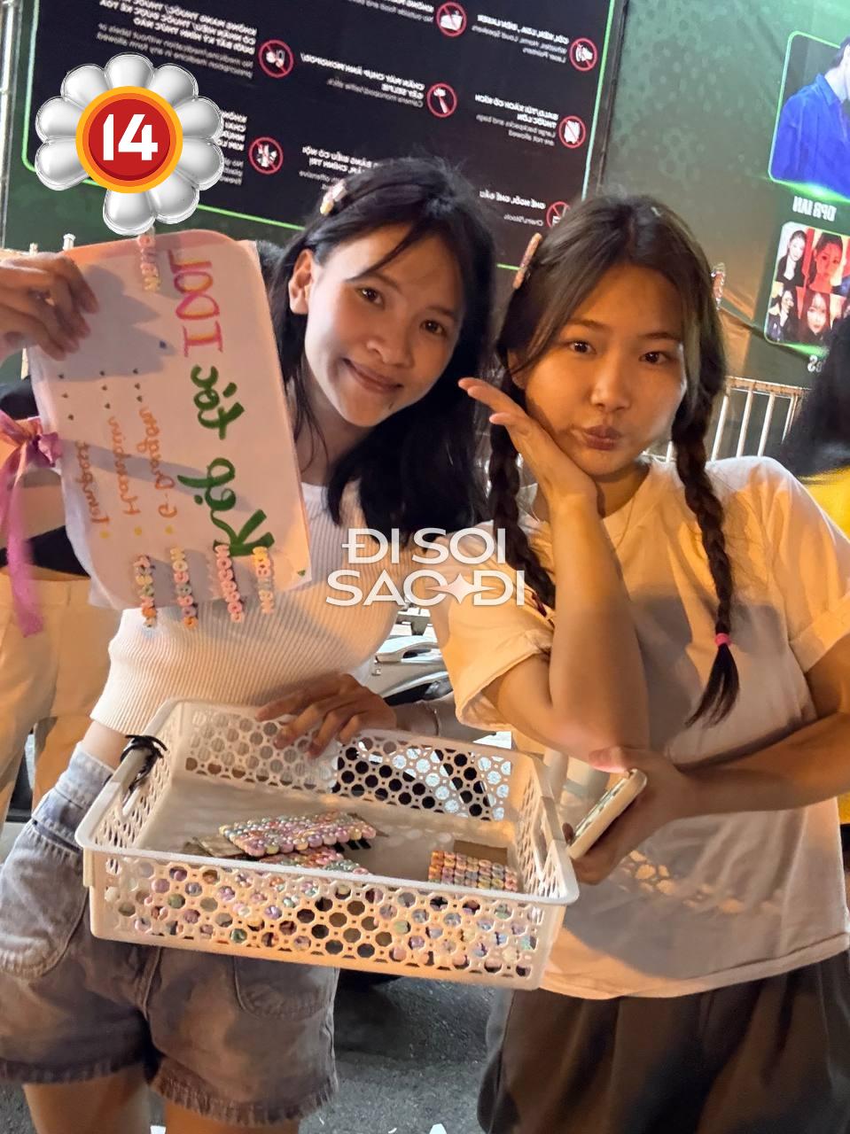 Đặt mục tiêu kiếm 30 triệu trong 2 ngày, “khối nghỉ hè” rủ nhau ra sân Mỹ Đình làm một việc- Ảnh 4. Đặt mục tiêu kiếm 30 triệu trong 2 ngày, “khối nghỉ hè” rủ nhau ra sân Mỹ Đình làm một việc- Ảnh 4.