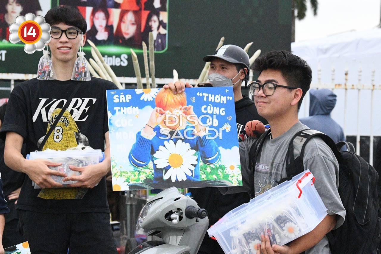 Đặt mục tiêu kiếm 30 triệu trong 2 ngày, “khối nghỉ hè” rủ nhau ra sân Mỹ Đình làm một việc- Ảnh 1. Đặt mục tiêu kiếm 30 triệu trong 2 ngày, “khối nghỉ hè” rủ nhau ra sân Mỹ Đình làm một việc- Ảnh 1.