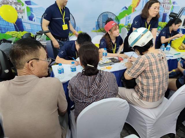Vừa tới sự kiện, nam thanh niên 'mất' luôn chiếc Wave gắn bó hơn chục năm 'vào tay VinFast'- Ảnh 2. Vừa tới sự kiện, nam thanh niên 'mất' luôn chiếc Wave gắn bó hơn chục năm 'vào tay VinFast'- Ảnh 2.