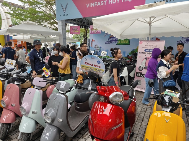 Vừa tới sự kiện, nam thanh niên 'mất' luôn chiếc Wave gắn bó hơn chục năm 'vào tay VinFast'- Ảnh 1. Vừa tới sự kiện, nam thanh niên 'mất' luôn chiếc Wave gắn bó hơn chục năm 'vào tay VinFast'- Ảnh 1.