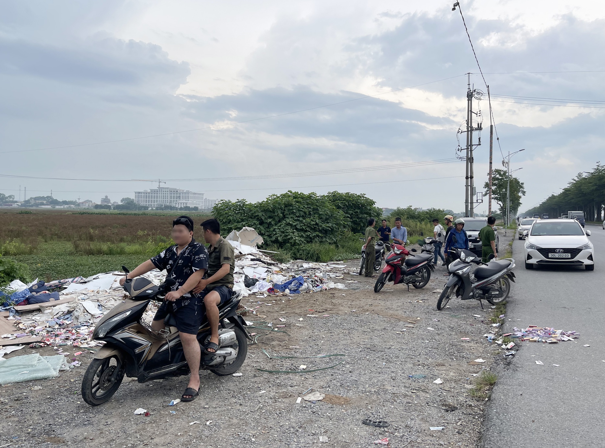 Hàng nghìn thỏi son bị đổ bỏ ven đường ở Hà Nội, người dân vô tư nhặt mang về dùng: "Nãy tôi dùng rồi, có sao đâu"- Ảnh 2. Hàng nghìn thỏi son bị đổ bỏ ven đường ở Hà Nội, người dân vô tư nhặt mang về dùng: "Nãy tôi dùng rồi, có sao đâu"- Ảnh 2.