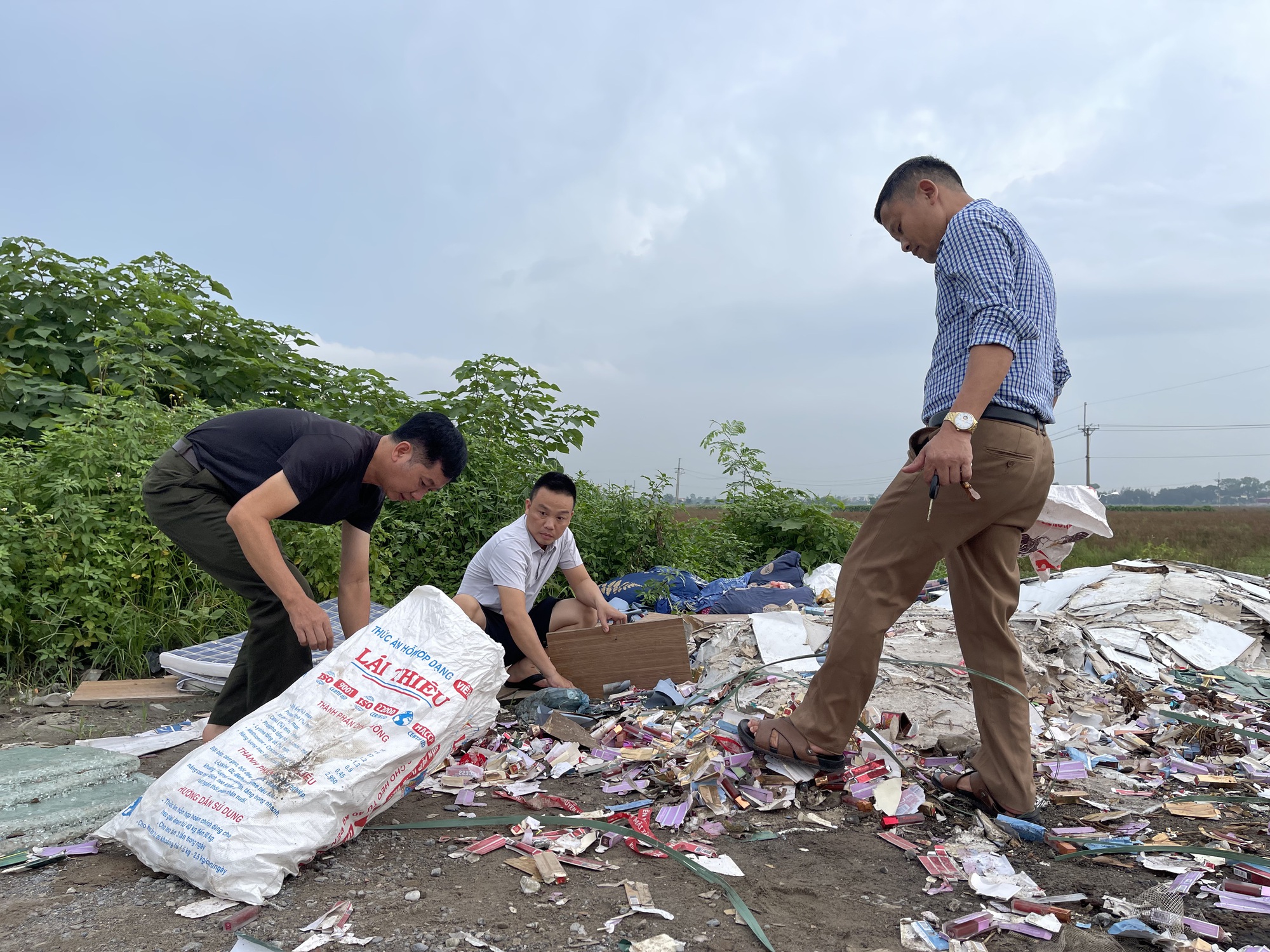 Hàng nghìn thỏi son bị đổ bỏ ven đường ở Hà Nội, người dân vô tư nhặt mang về dùng: "Nãy tôi dùng rồi, có sao đâu"- Ảnh 3. Hàng nghìn thỏi son bị đổ bỏ ven đường ở Hà Nội, người dân vô tư nhặt mang về dùng: "Nãy tôi dùng rồi, có sao đâu"- Ảnh 3.