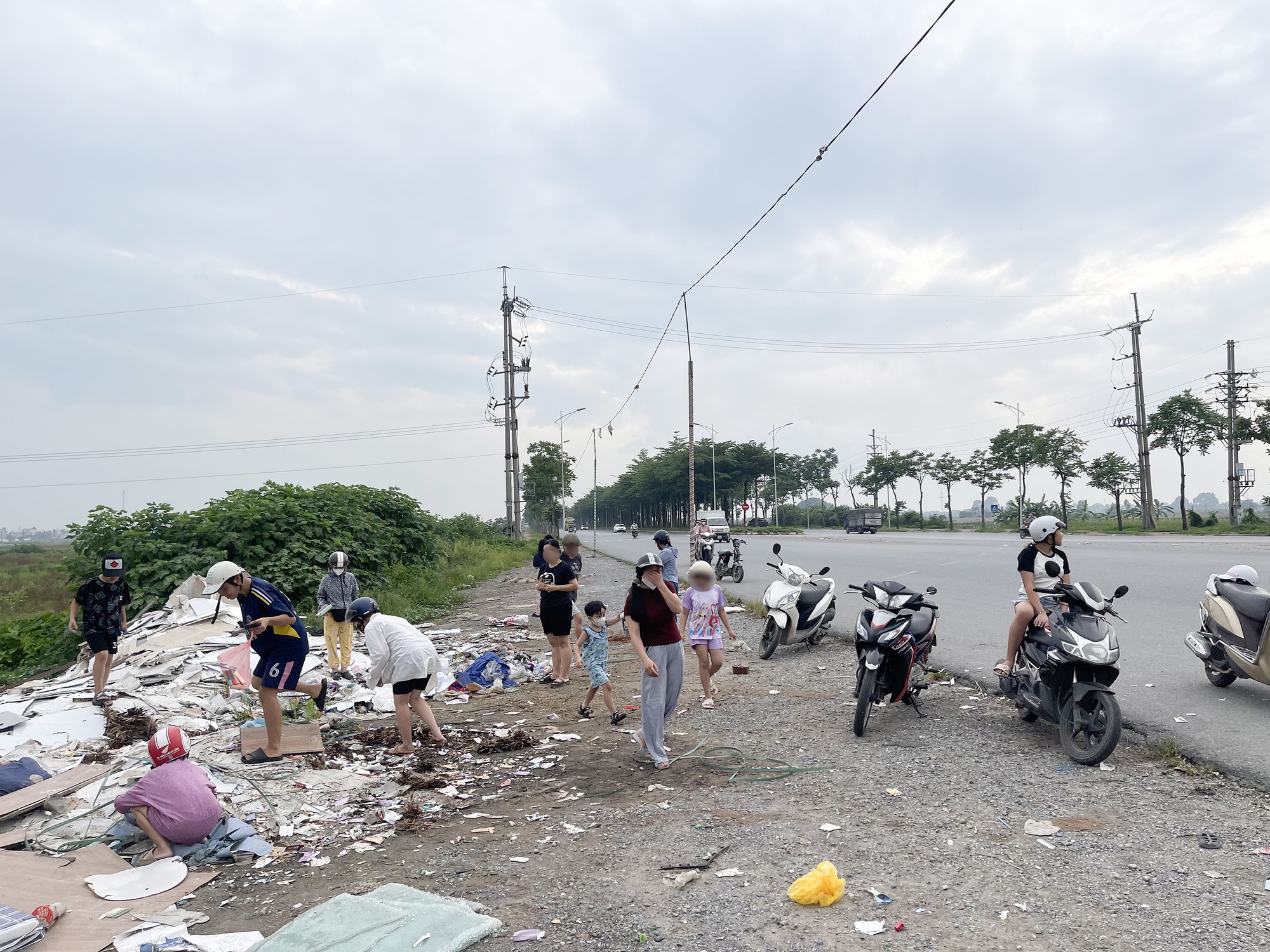 Hàng nghìn thỏi son bị đổ bỏ ven đường ở Hà Nội, người dân vô tư nhặt mang về dùng: "Nãy tôi dùng rồi, có sao đâu"- Ảnh 6. Hàng nghìn thỏi son bị đổ bỏ ven đường ở Hà Nội, người dân vô tư nhặt mang về dùng: "Nãy tôi dùng rồi, có sao đâu"- Ảnh 6.