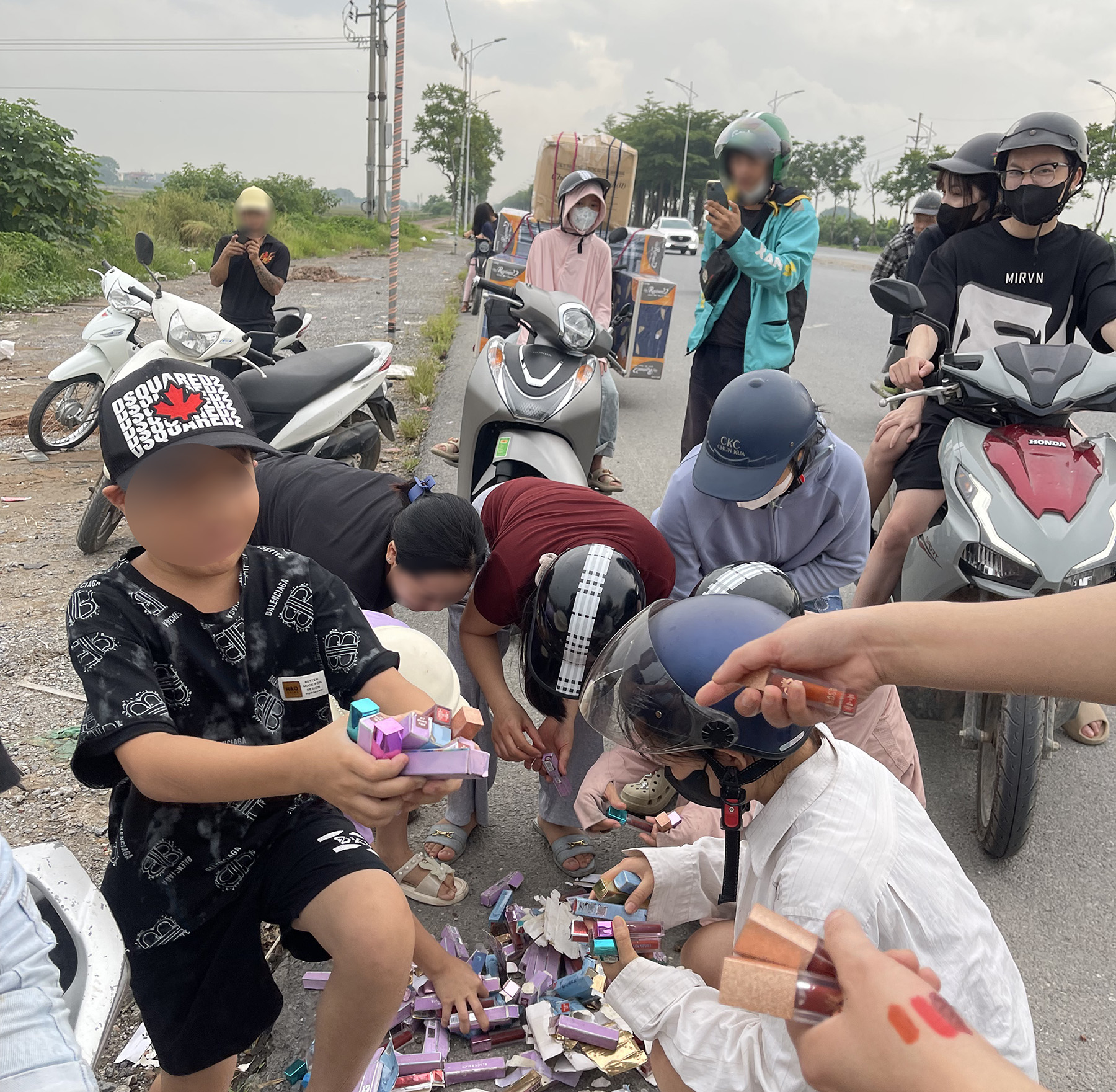 Hàng nghìn thỏi son bị đổ bỏ ven đường ở Hà Nội, người dân vô tư nhặt mang về dùng: "Nãy tôi dùng rồi, có sao đâu"- Ảnh 7. Hàng nghìn thỏi son bị đổ bỏ ven đường ở Hà Nội, người dân vô tư nhặt mang về dùng: "Nãy tôi dùng rồi, có sao đâu"- Ảnh 7.