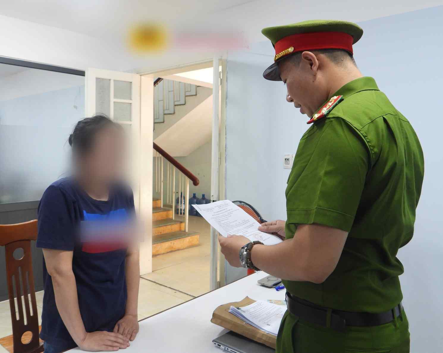 Bắt một phụ nữ U50- Ảnh 1. Bắt một phụ nữ U50- Ảnh 1.