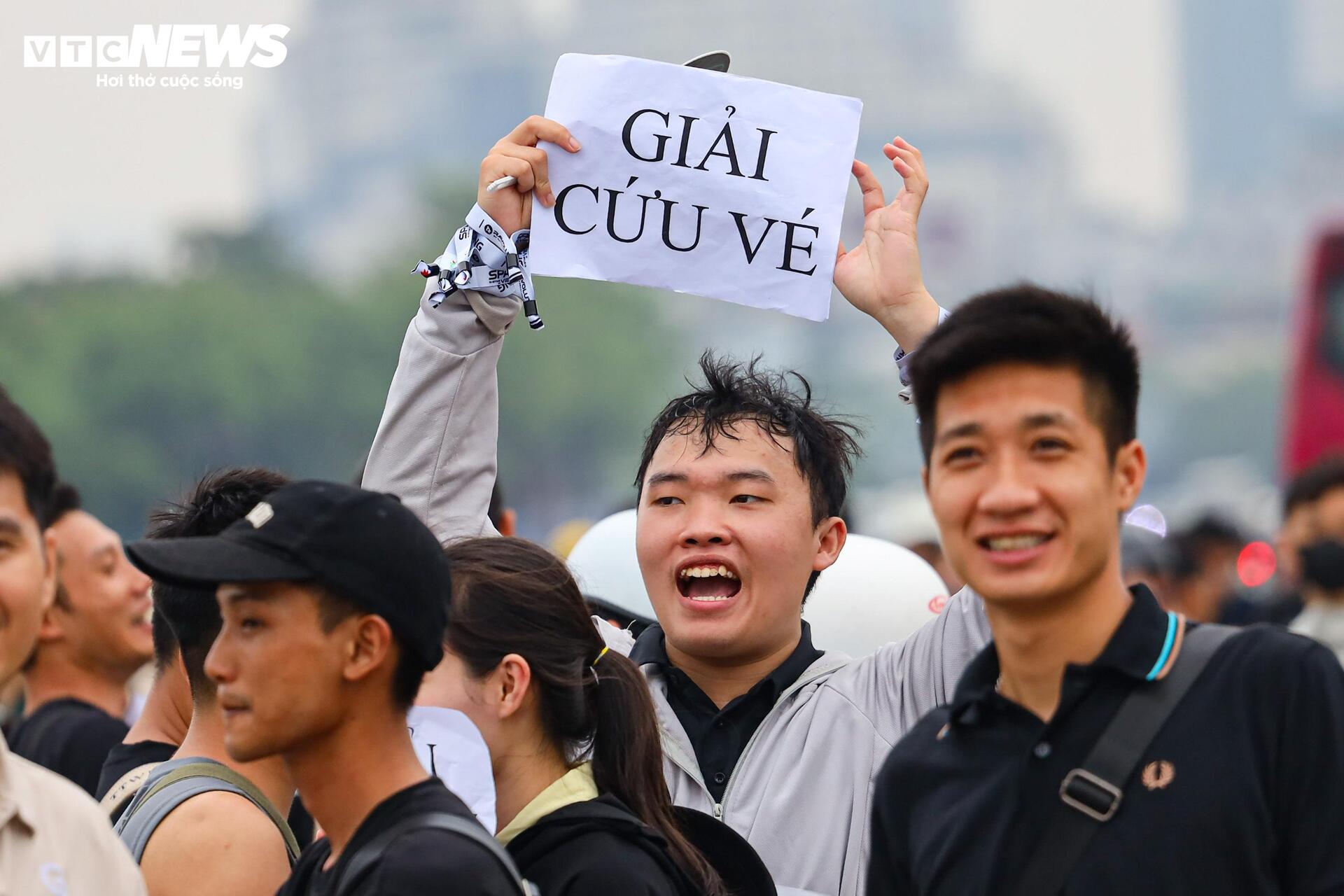 Ngay sát đêm nhạc G-Dragon, phe vé cuống cuồng giảm giá, xin được 'giải cứu'- Ảnh 7. Ngay sát đêm nhạc G-Dragon, phe vé cuống cuồng giảm giá, xin được 'giải cứu'- Ảnh 7.