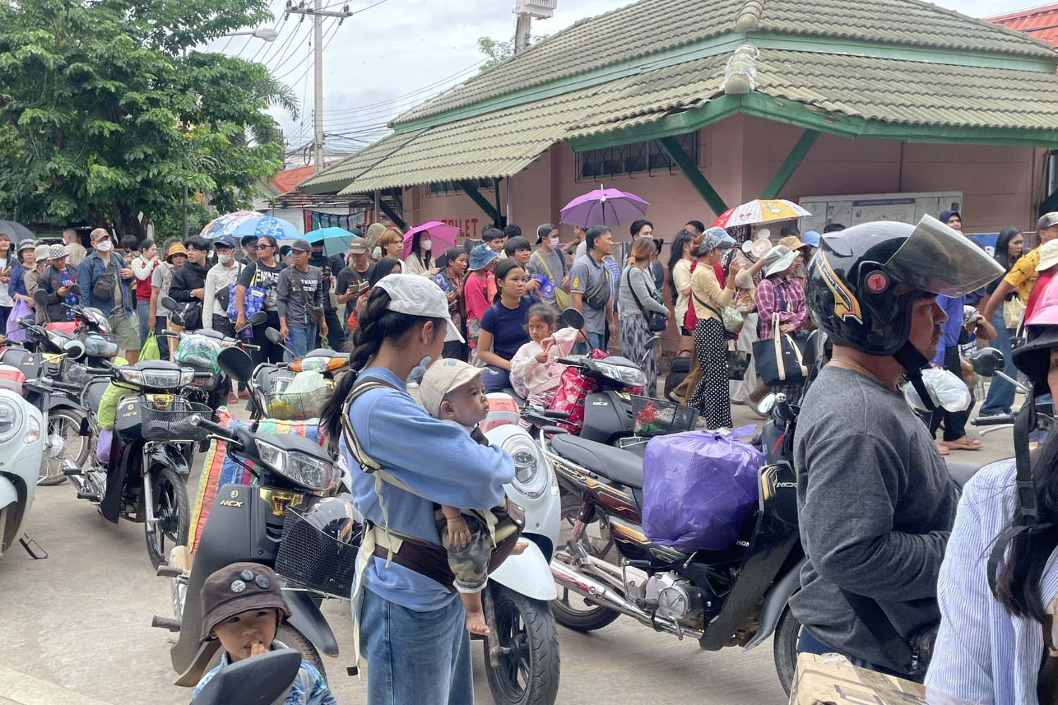 Người Campuchia "sang Thái Lan mua xăng dầu giá rẻ"- Ảnh 1. Người Campuchia "sang Thái Lan mua xăng dầu giá rẻ"- Ảnh 1.