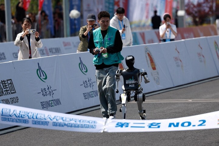 Robot Trung Quốc 'cháy hàng' vì chạy như vận động viên- Ảnh 1. Robot Trung Quốc 'cháy hàng' vì chạy như vận động viên- Ảnh 1.