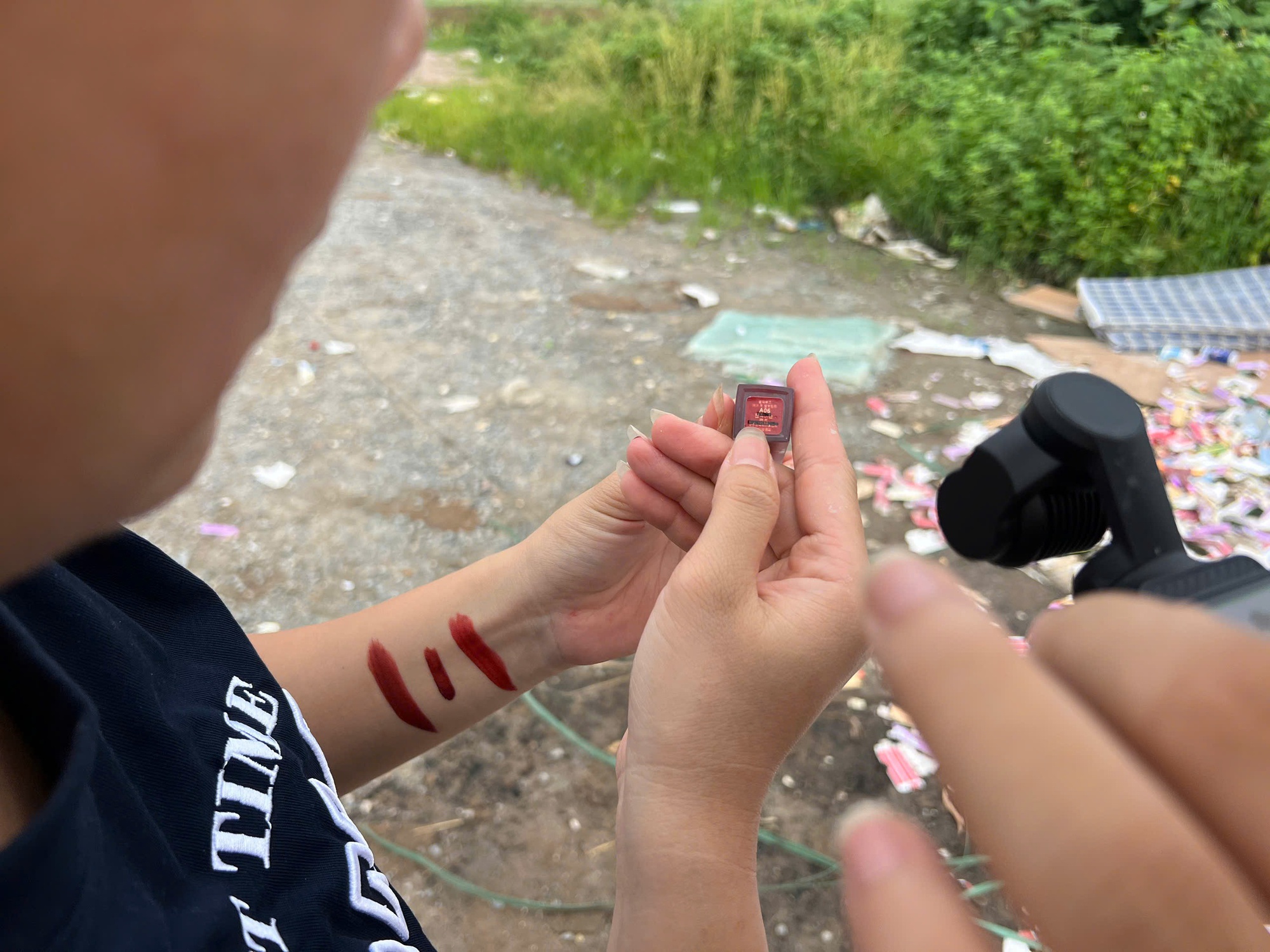 Hàng ngàn thỏi son bị vứt bỏ ven đường Hà Nội, nhiều người mang bao tải, túi tới nhặt- Ảnh 3. Hàng ngàn thỏi son bị vứt bỏ ven đường Hà Nội, nhiều người mang bao tải, túi tới nhặt- Ảnh 3.