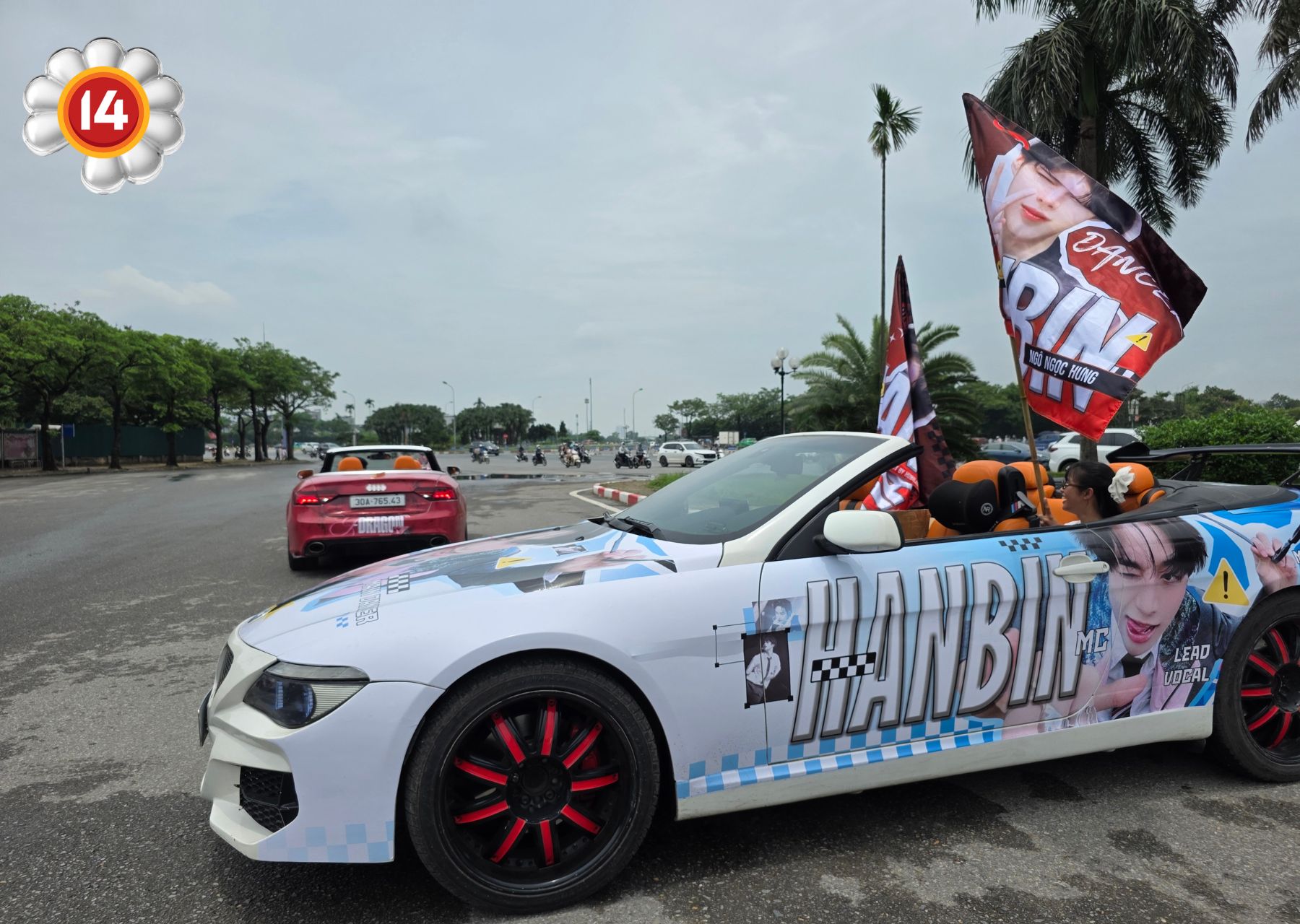 Trước giờ G mega concert có G-Dragon ở Mỹ Đình: Dàn siêu xe "trưng trổ" sức mạnh fan Việt, khán giả nơm nớp sợ trời mưa- Ảnh 5. Trước giờ G mega concert có G-Dragon ở Mỹ Đình: Dàn siêu xe "trưng trổ" sức mạnh fan Việt, khán giả nơm nớp sợ trời mưa- Ảnh 5.