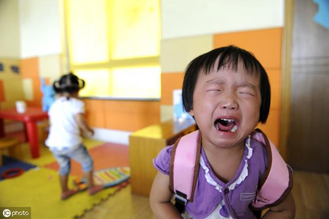 Bé gái 4 tuổi tan học 3 ngày liên tiếp không ai đến đón, cô giáo mở cặp ra xem thì chết lặng- Ảnh 1. Bé gái 4 tuổi tan học 3 ngày liên tiếp không ai đến đón, cô giáo mở cặp ra xem thì chết lặng- Ảnh 1.