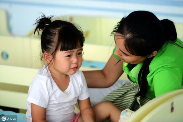 Bé gái 4 tuổi tan học 3 ngày liên tiếp không ai đến đón, cô giáo mở cặp ra xem thì chết lặng- Ảnh 2. Bé gái 4 tuổi tan học 3 ngày liên tiếp không ai đến đón, cô giáo mở cặp ra xem thì chết lặng- Ảnh 2.