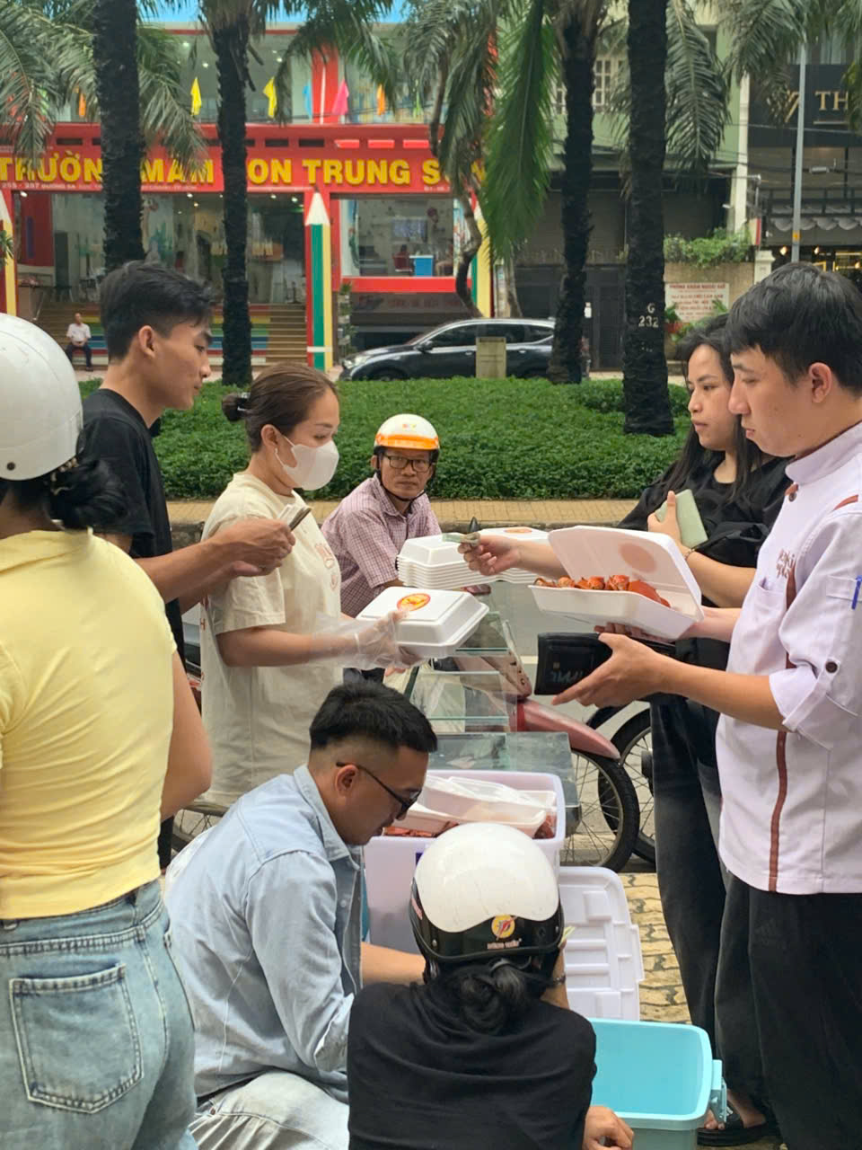 Điểm bán cua hấp trên vỉa hè TP HCM có gì đặc biệt mà khách chen kín mỗi chiều?- Ảnh 3. img