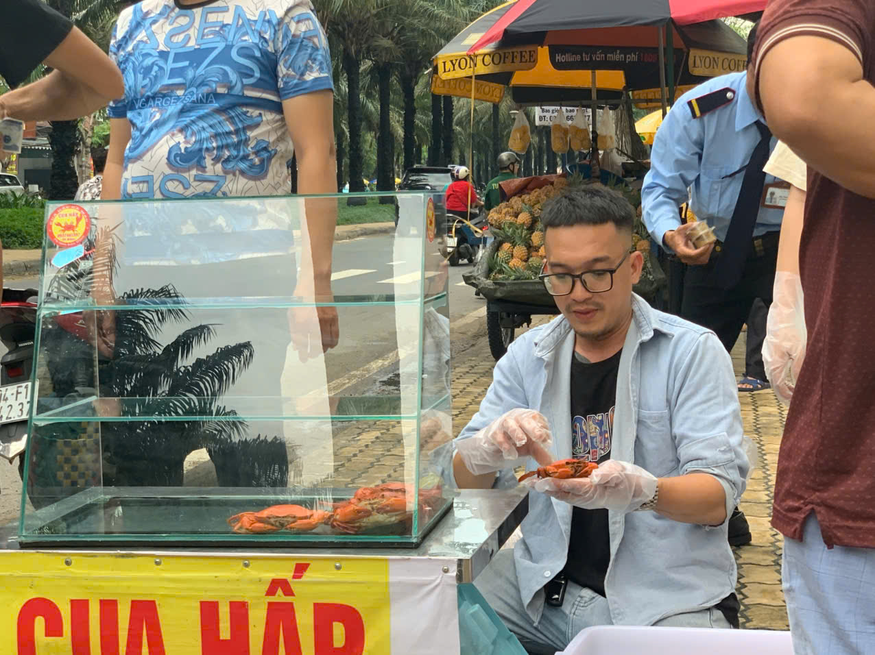 Điểm bán cua hấp trên vỉa hè TP HCM có gì đặc biệt mà khách chen kín mỗi chiều?- Ảnh 5. img