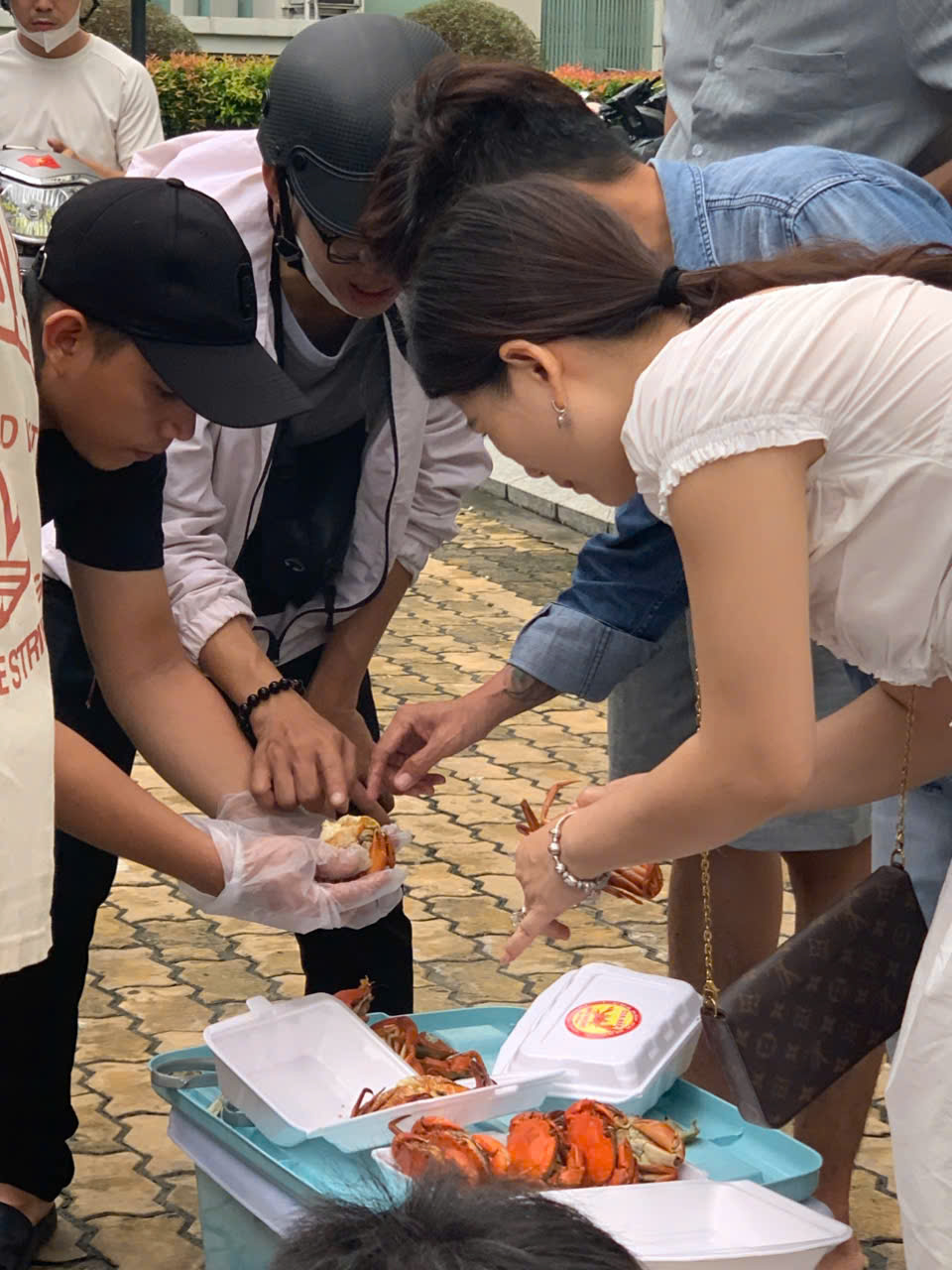Điểm bán cua hấp trên vỉa hè TP HCM có gì đặc biệt mà khách chen kín mỗi chiều?- Ảnh 4. img